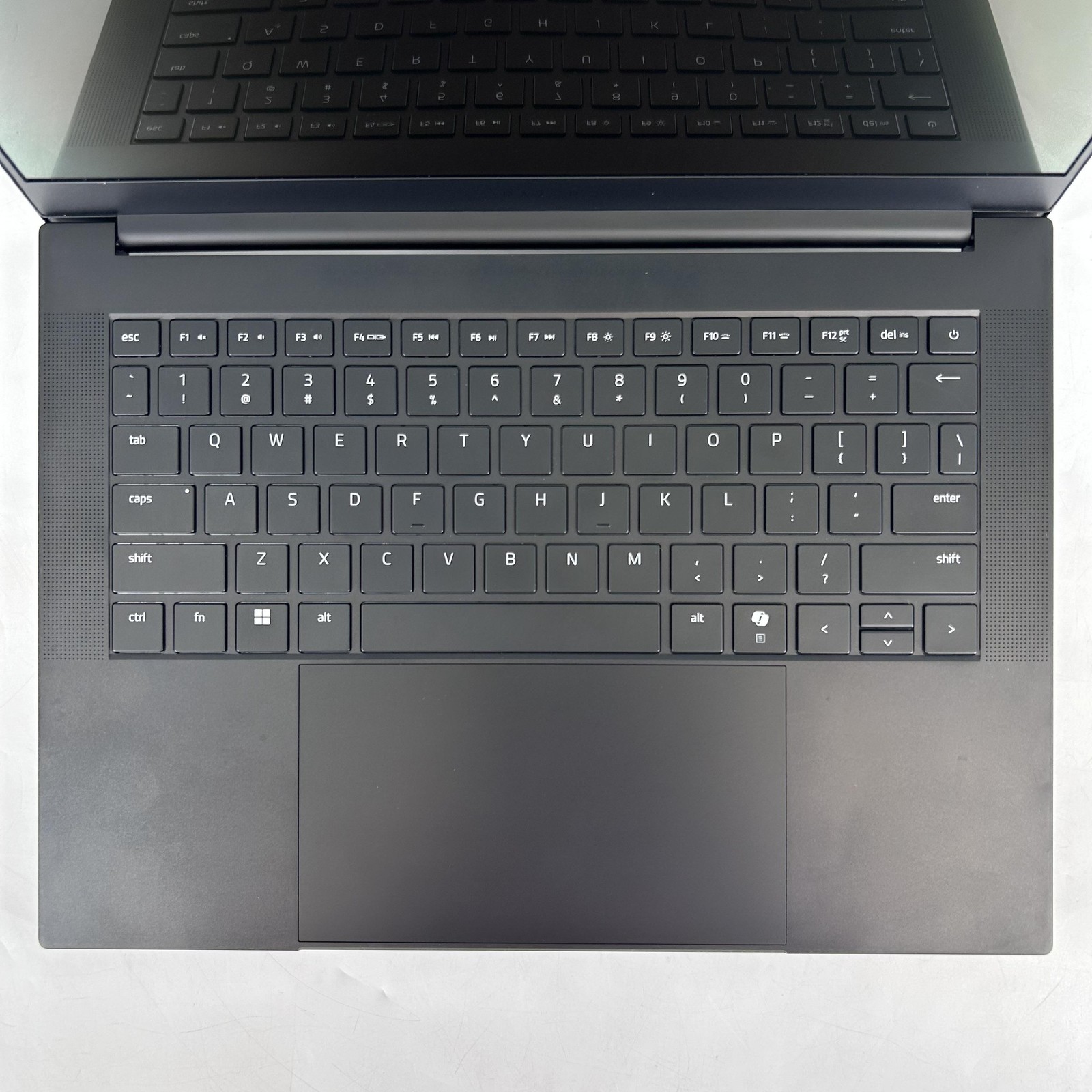 Razer Blade 14 120Hz QHD+ 2025 2.0 GHz Ryzen AI 9 365 32GB 1TB SSD RTX 5070-READ