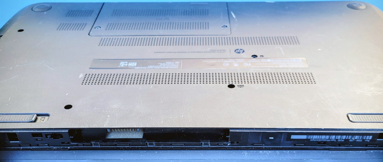HP 15-F305DX NO HD, NO Battery Screen Cracked- Parts Only