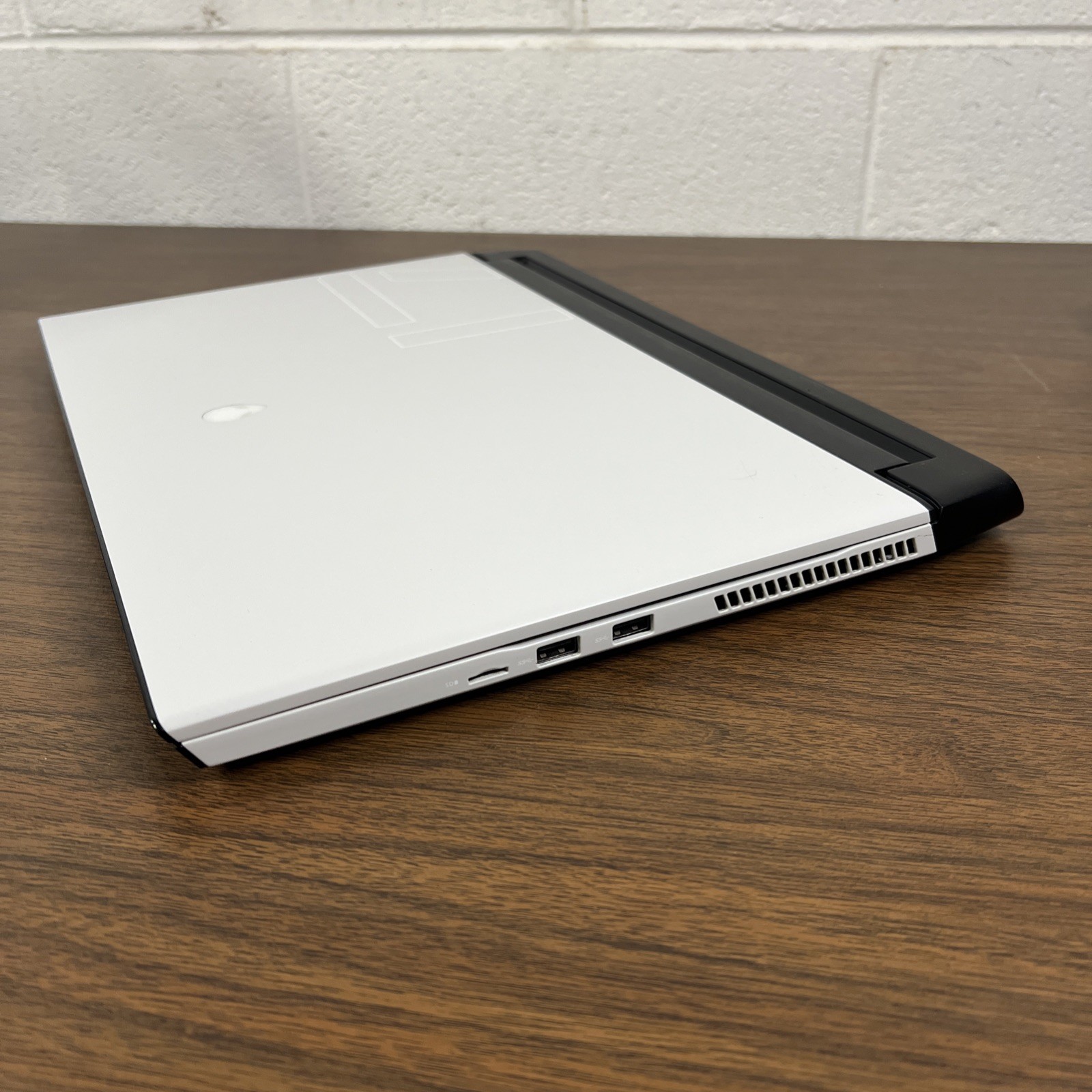 Alienware m17 R3 i7-10750H 32GB RAM 1.4TB SSD 17.3″ FHD 300Hz RTX 2080 SUPER