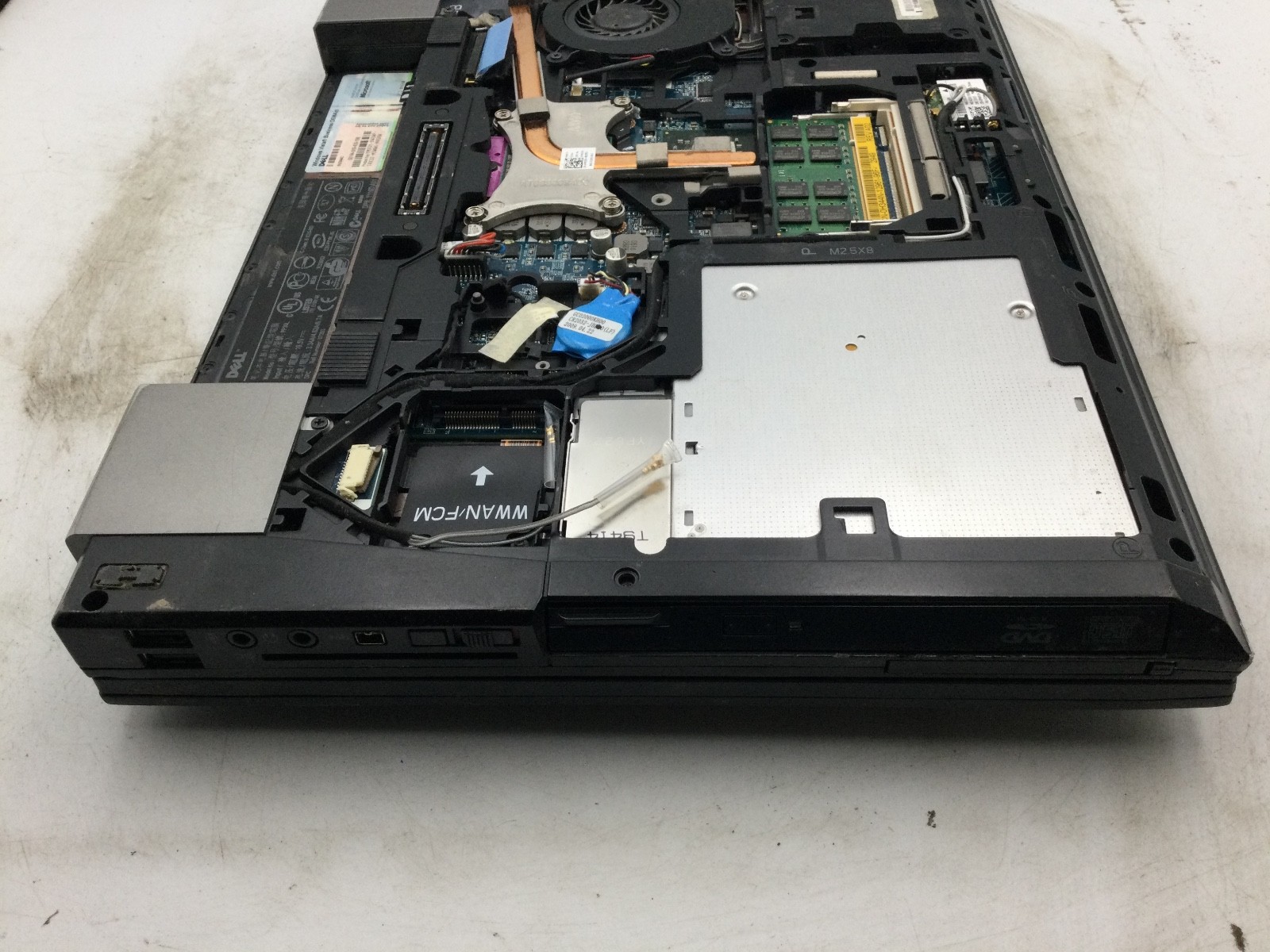 DELL LATITUDE E6500 – FOR PARTS/POWERS ON – INTEL CORE 2 DUO – 2GB RAM -READ -BB