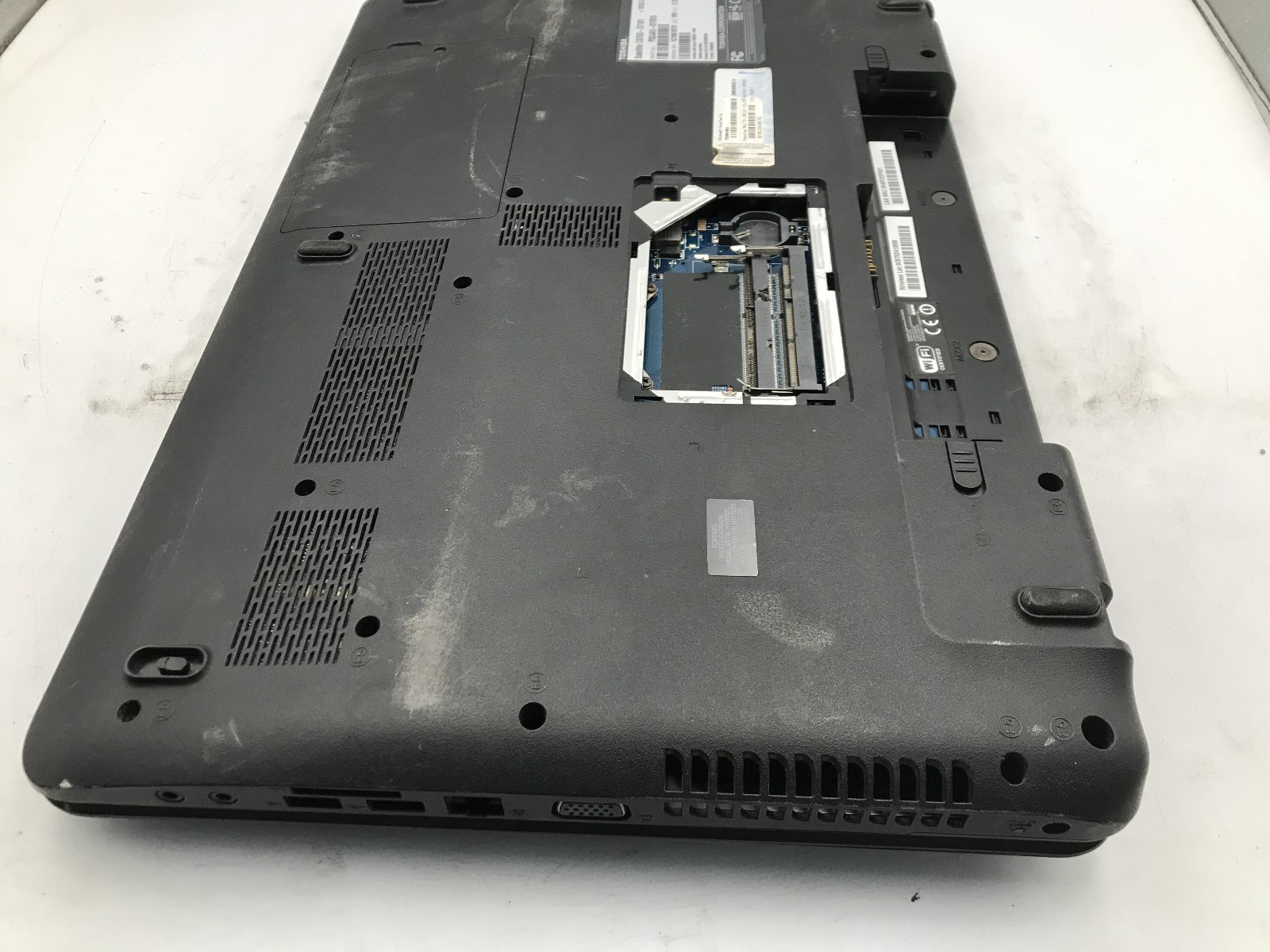 TOSHIBA SATELLITE C675D S7101 – FOR PARTS/BAD RAM SLOTS – AMD E 300 – READ – BB!