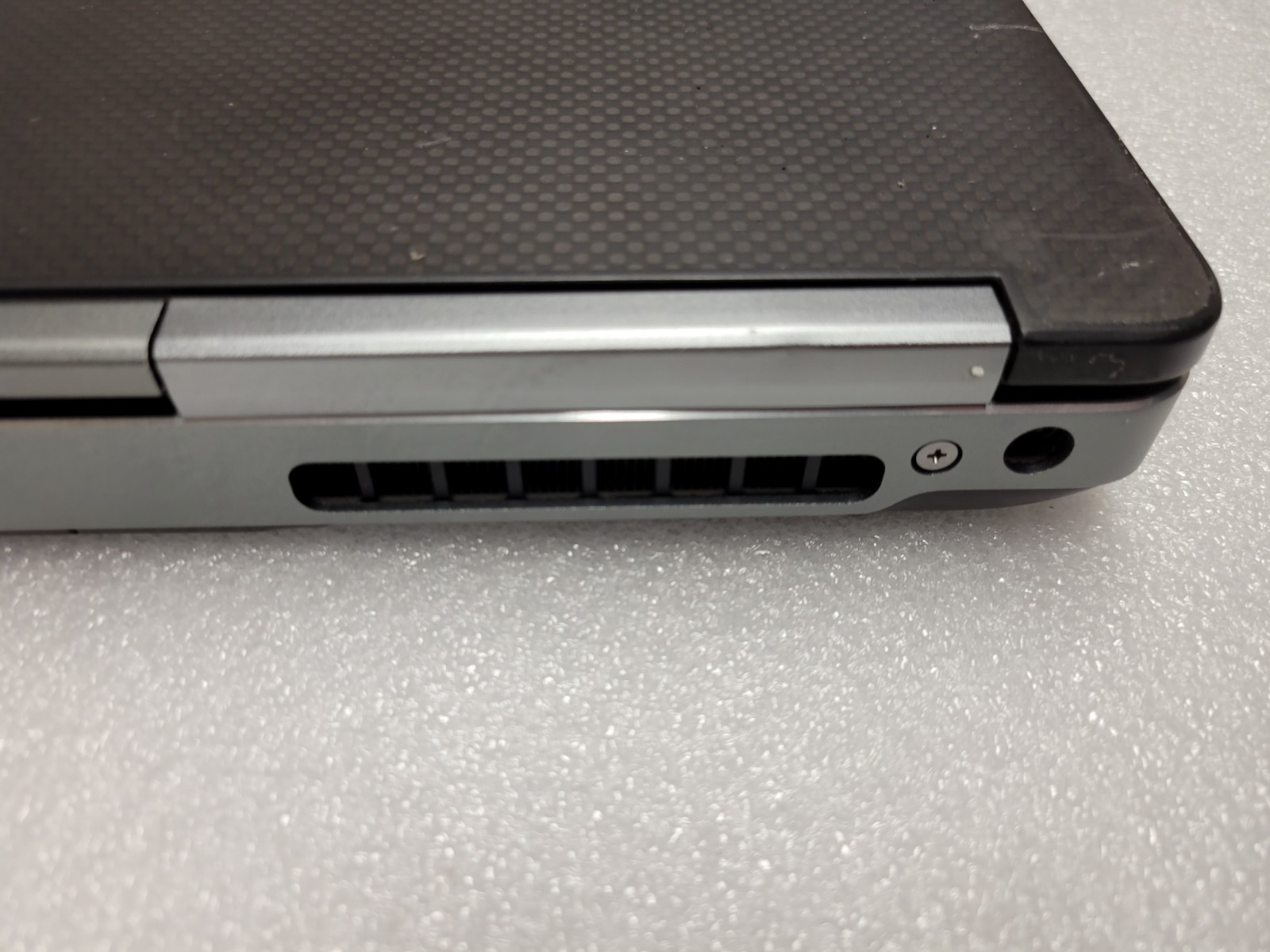 Dell precision 7520 i7-7820HQ NO RAM NO HDD NO CHARGER
