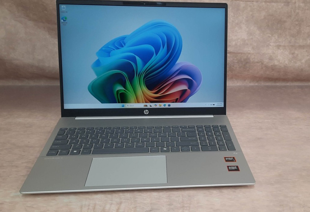 HP 16-ag1070wm OmniBook 5 Laptop 16″ AMD Ryzen AI 7 350 16GB 512GB SSD Charger