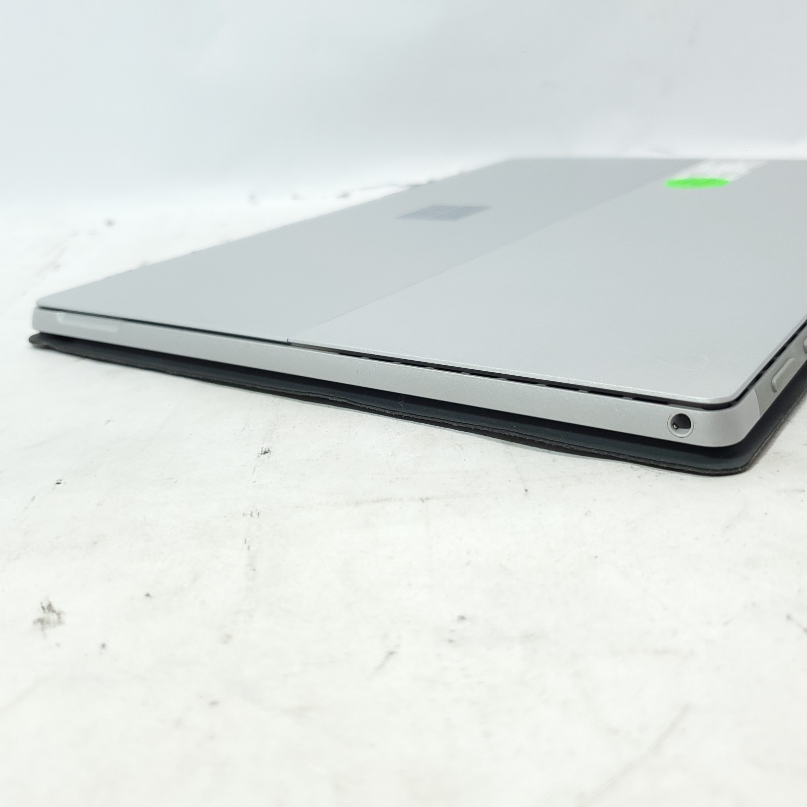 Microsoft Surface Pro 5 M3-7Y30 4GB RAM 128GB SSD 12.3″ Tablet Pre-owned