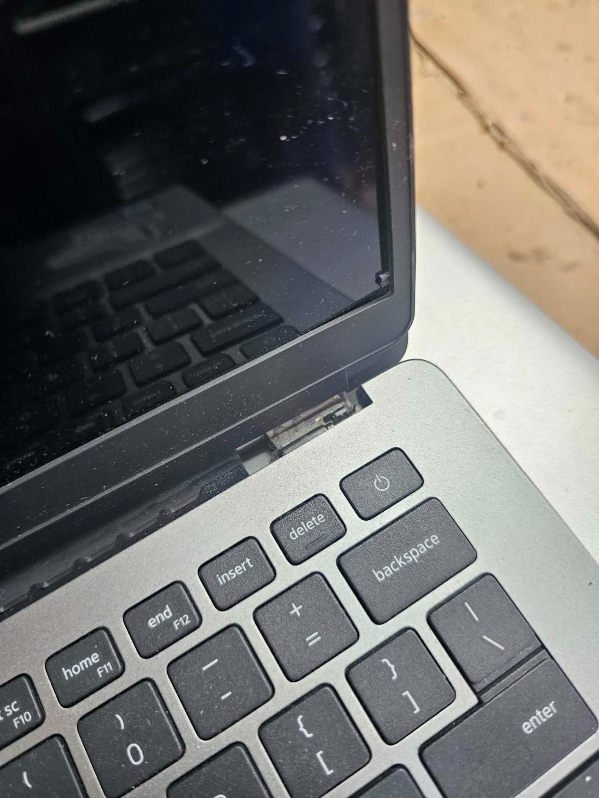 Dell Latitude 3301 P114G 1.60GHz Intel i5-8265U 8GB RAM NO DRIVE Bad Hinges Spec