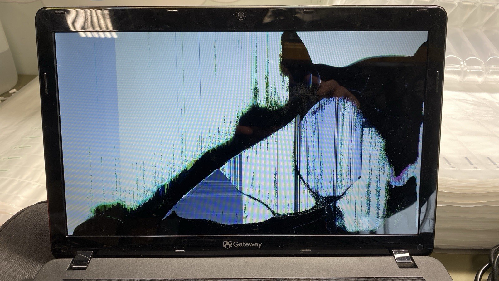 Gateway ME56R47U 15.6″ HD Laptop Intel 8GB Win-10 WebCam DVD Cracked Display See