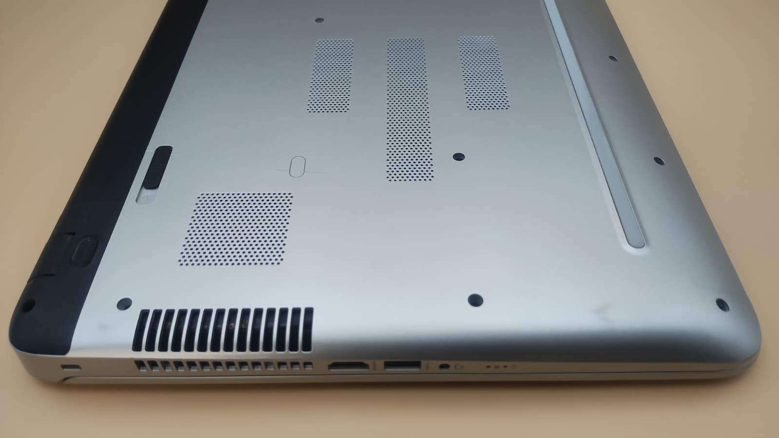 HP Pavilion 17 i7-6500U 12GB RAM 1TB HDD GeForce 940M 17.3″ Win11 Home DVD