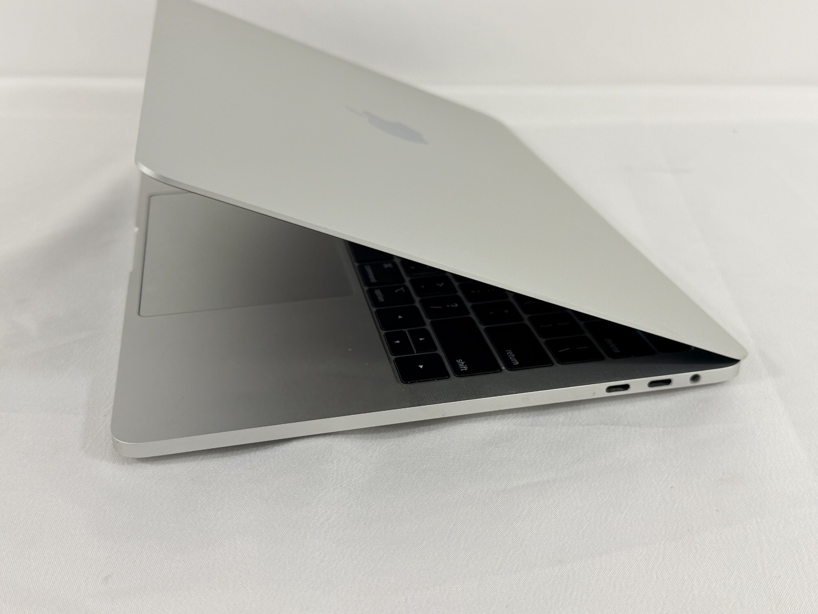 Macbook Pro 2019 A1989| 13inch | intel Quad Core i5 | 8GB RAM |1 TB NVMe |