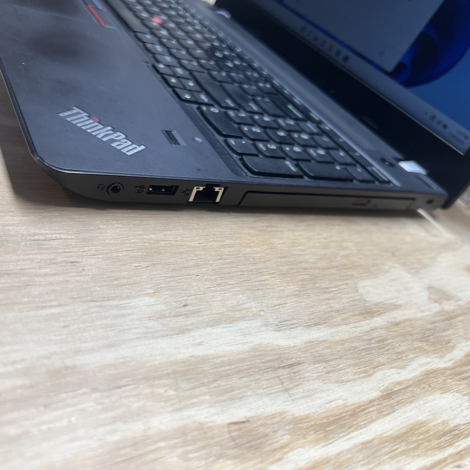 LENOVO THINKPAD E570 15.6″ Intel Core i5-7200U 2.50GHz 8GBRAM -256GBSSD