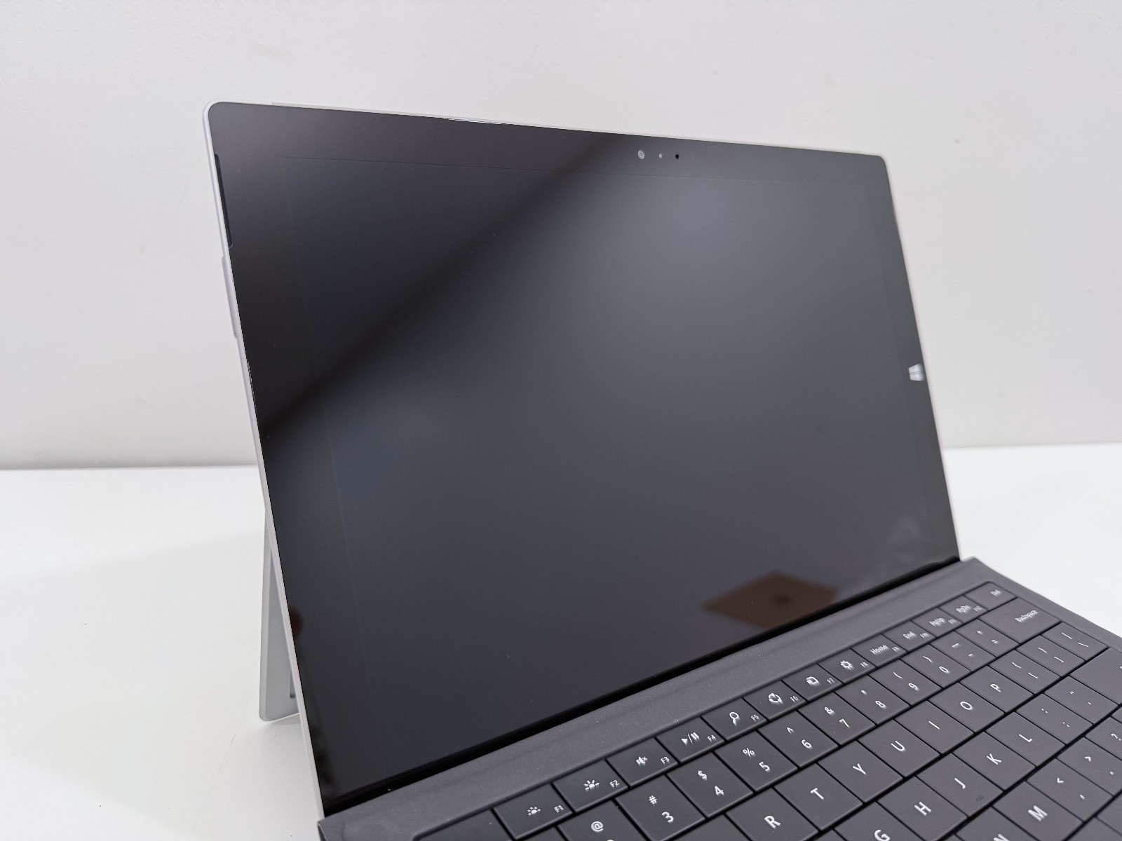 Microsoft Surface Pro 3 i3-4020Y CPU @ 1.50GHz 4 GB RAM 64 GB Win 10 Pro