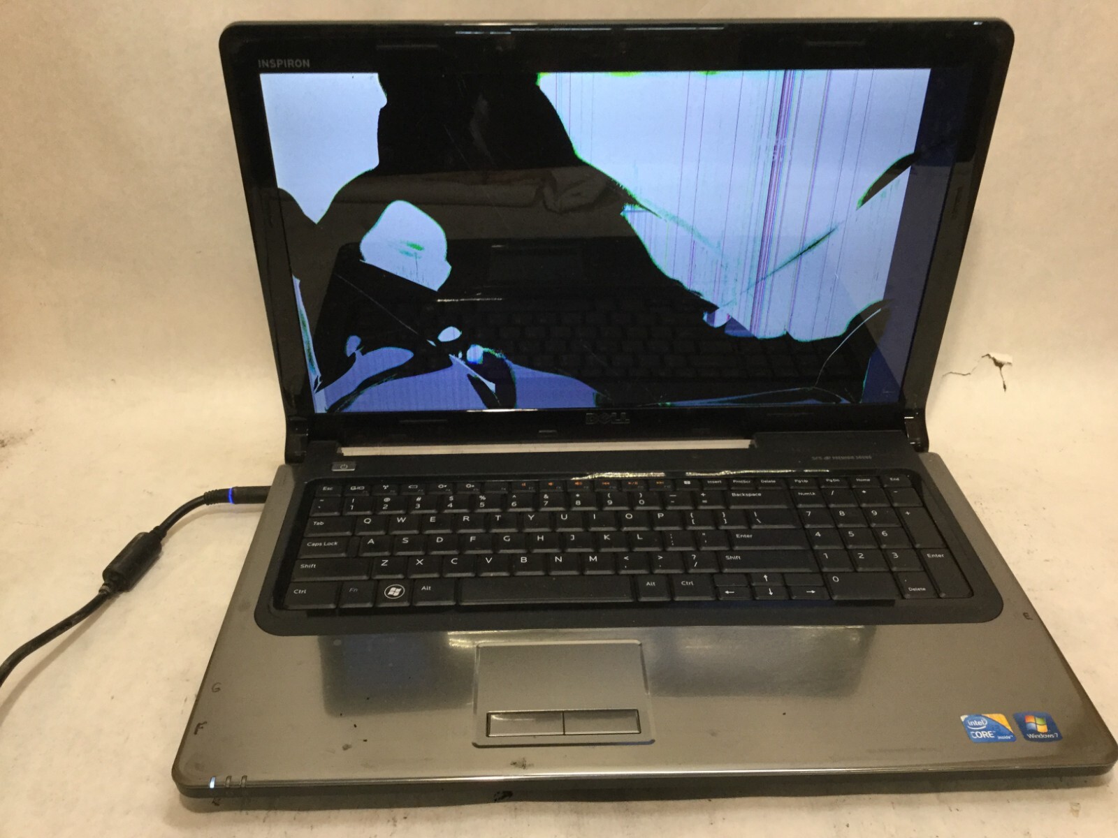Dell Inspiron 1764 / Intel Core i3 UNKNOWN SPECS / (CRACKED/MISSING PARTS!) -MR