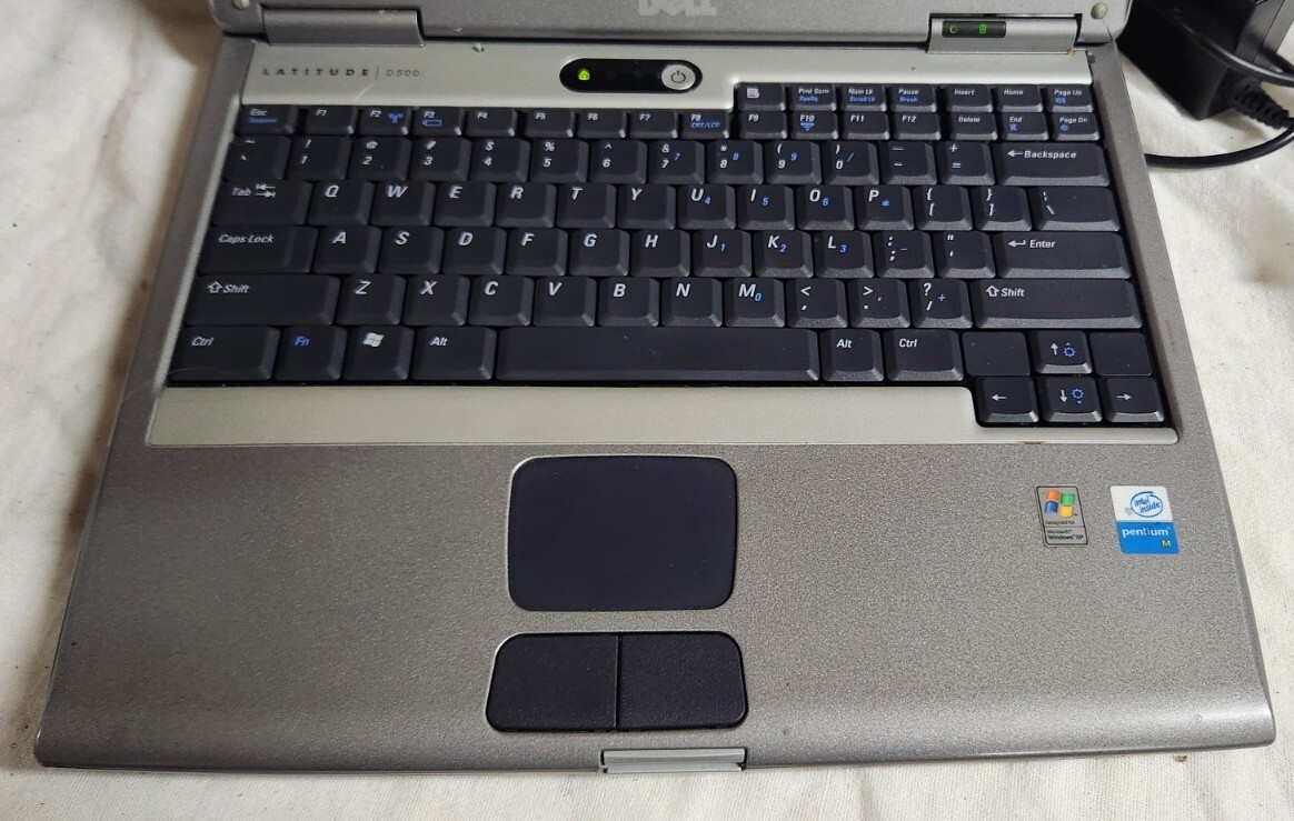 Dell Latitude D500 14 inch PP05L Laptop Powers Up 512MB 266MHZ Pentium M