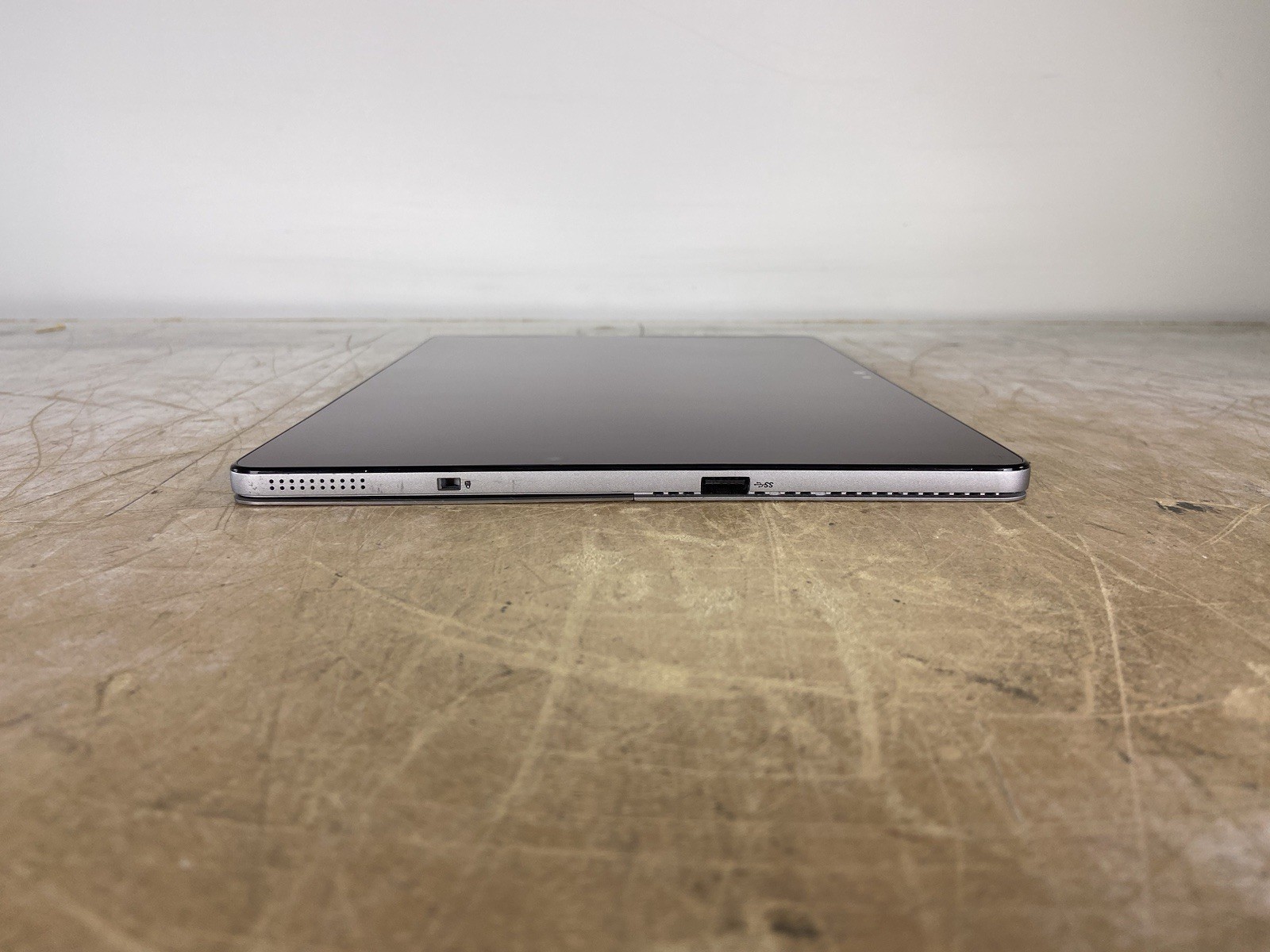 DELL LATITUDE 7200 2-IN-1 i5-8365U @ 1.60GHz, 8GB RAM, NO HDD/OS – (FOR PARTS)