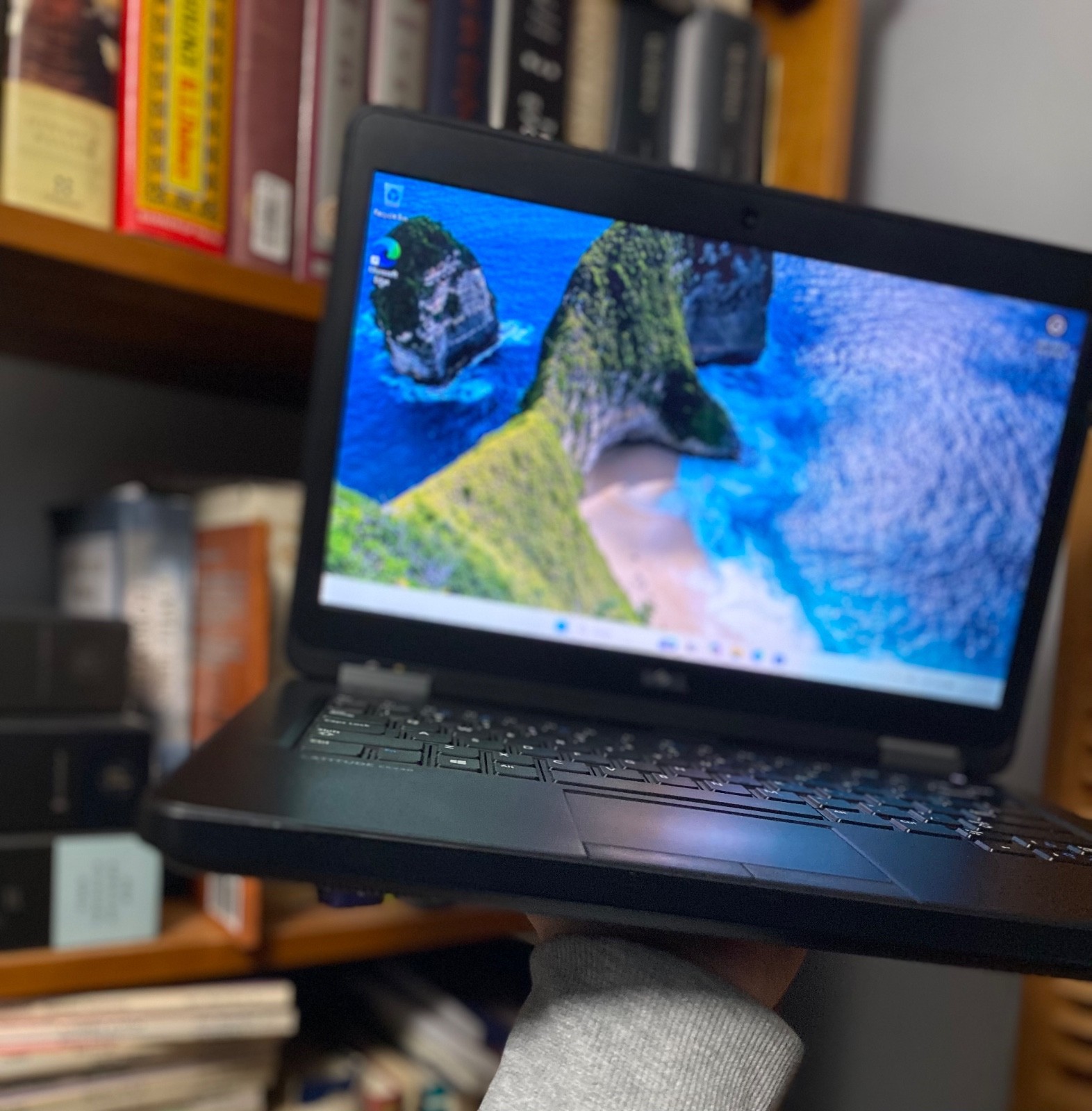 Windows 10 HP Laptops! 6715b AMD 2.0GHz 4GB RAM SSD FREE InPods 12 Earbuds!
