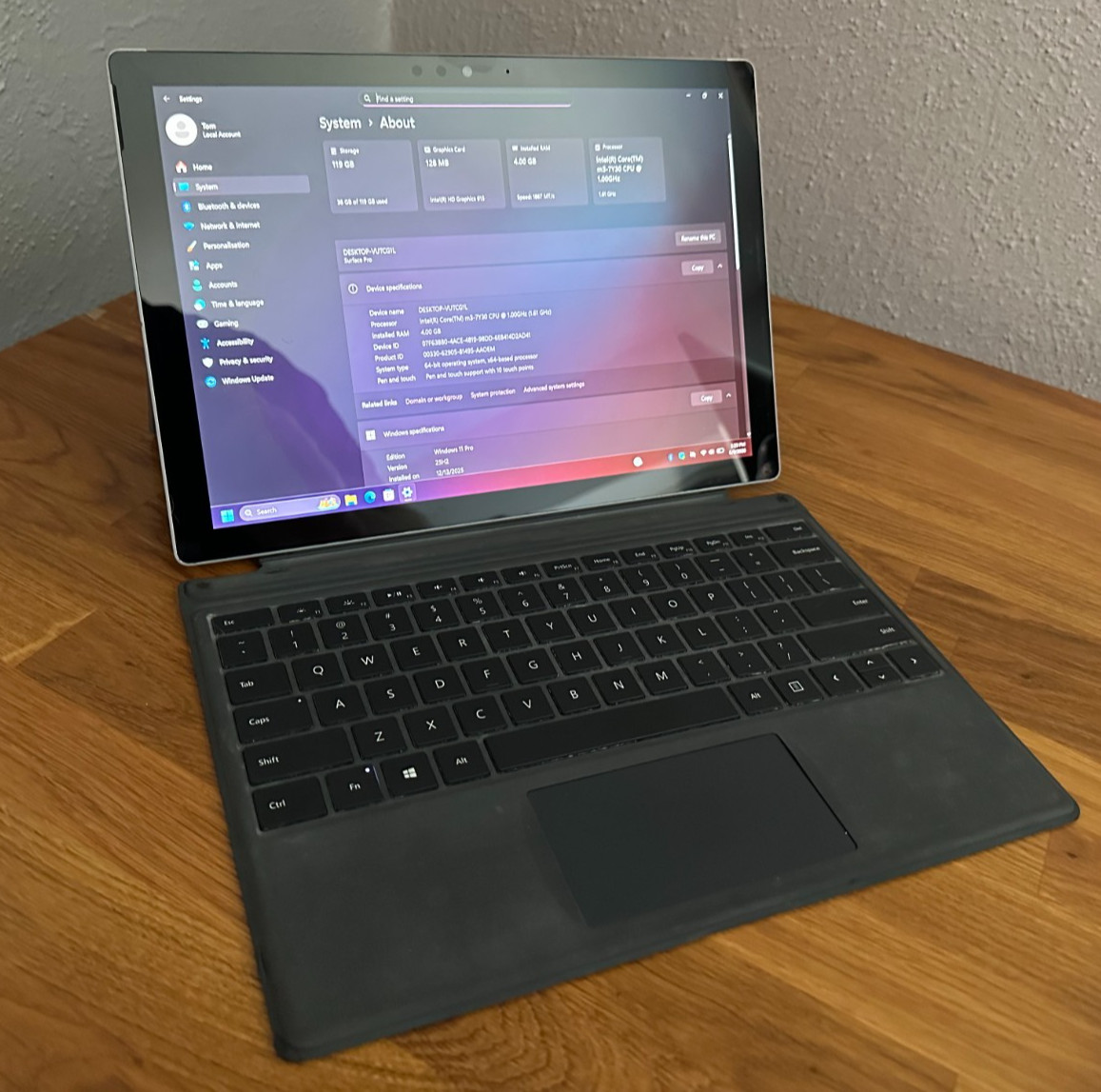 Microsoft Surface Pro 5, Intel core m3-7y30, 8GB RAM, 120GB SSD, Win11 & Charger
