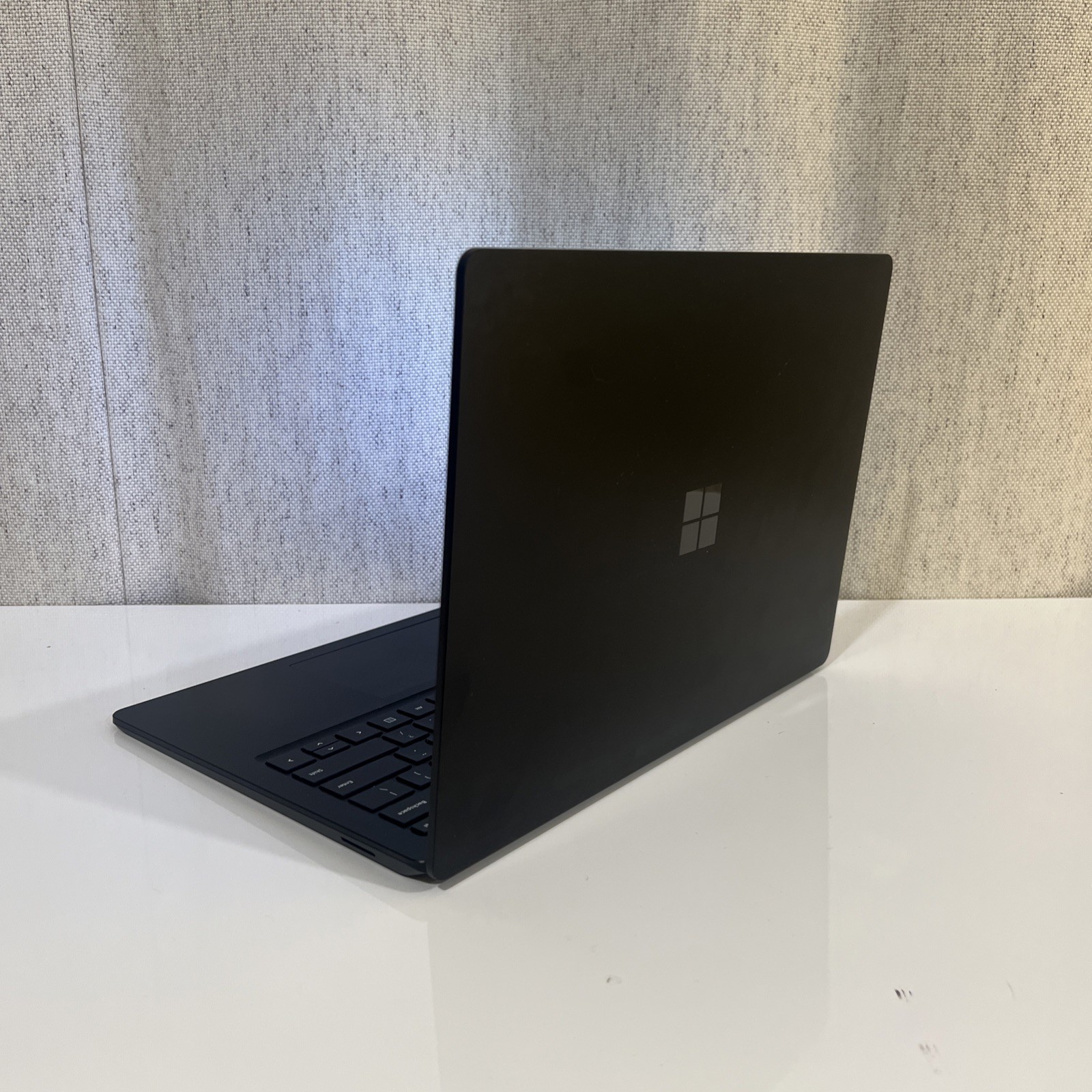 Surface Laptop 4 13.5″ i7/32GB/1TB – Charger Included – Good For: School/Work