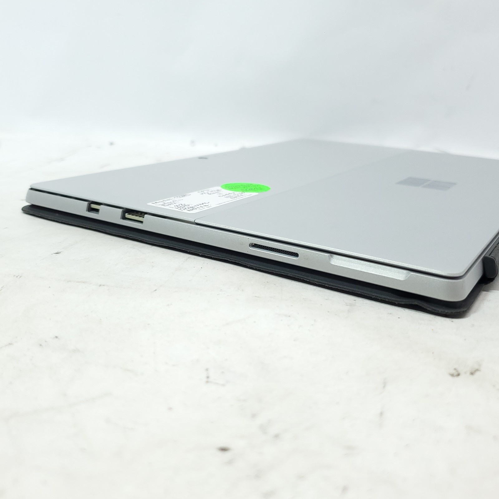 Microsoft Surface Pro 5 M3-7Y30 4GB RAM 128GB SSD 12.3″ Tablet Pre-owned