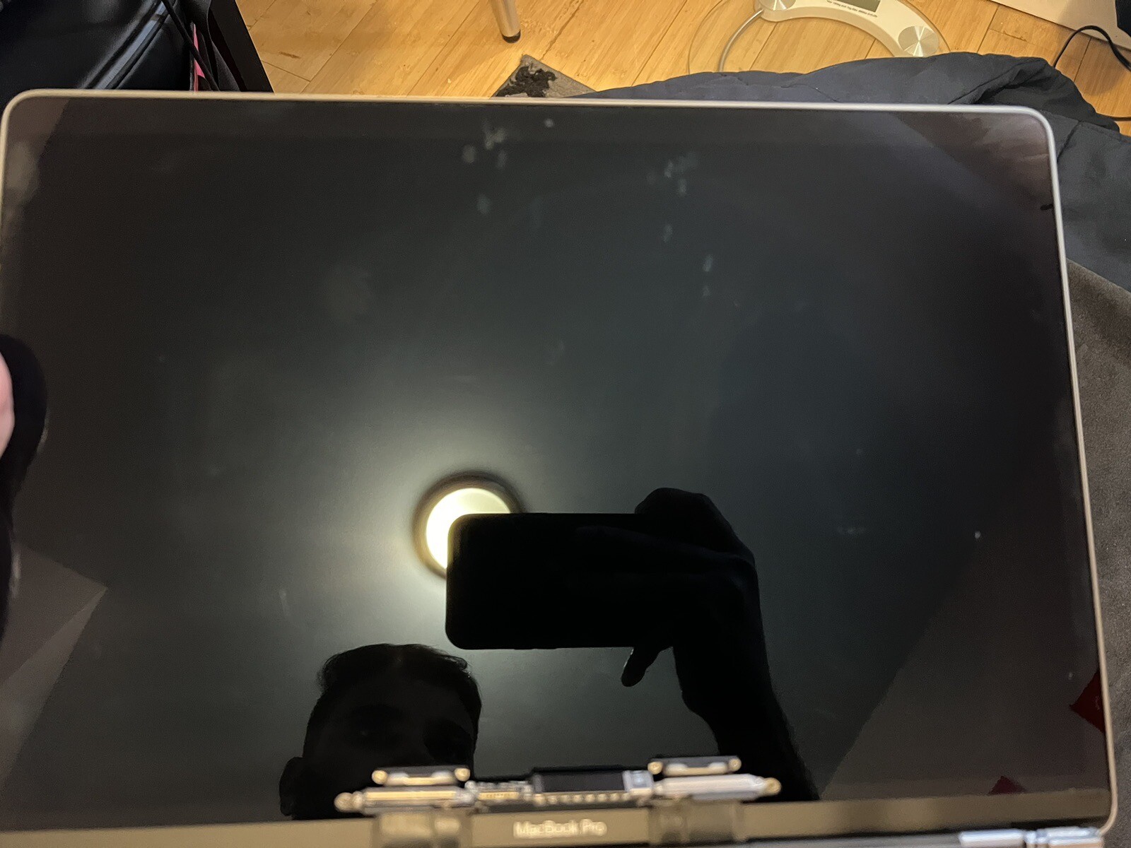 A1990 SPACE GRAY OEM LCD USED GRADE B PLEASE SEE PICTURE BEFORE BUYING