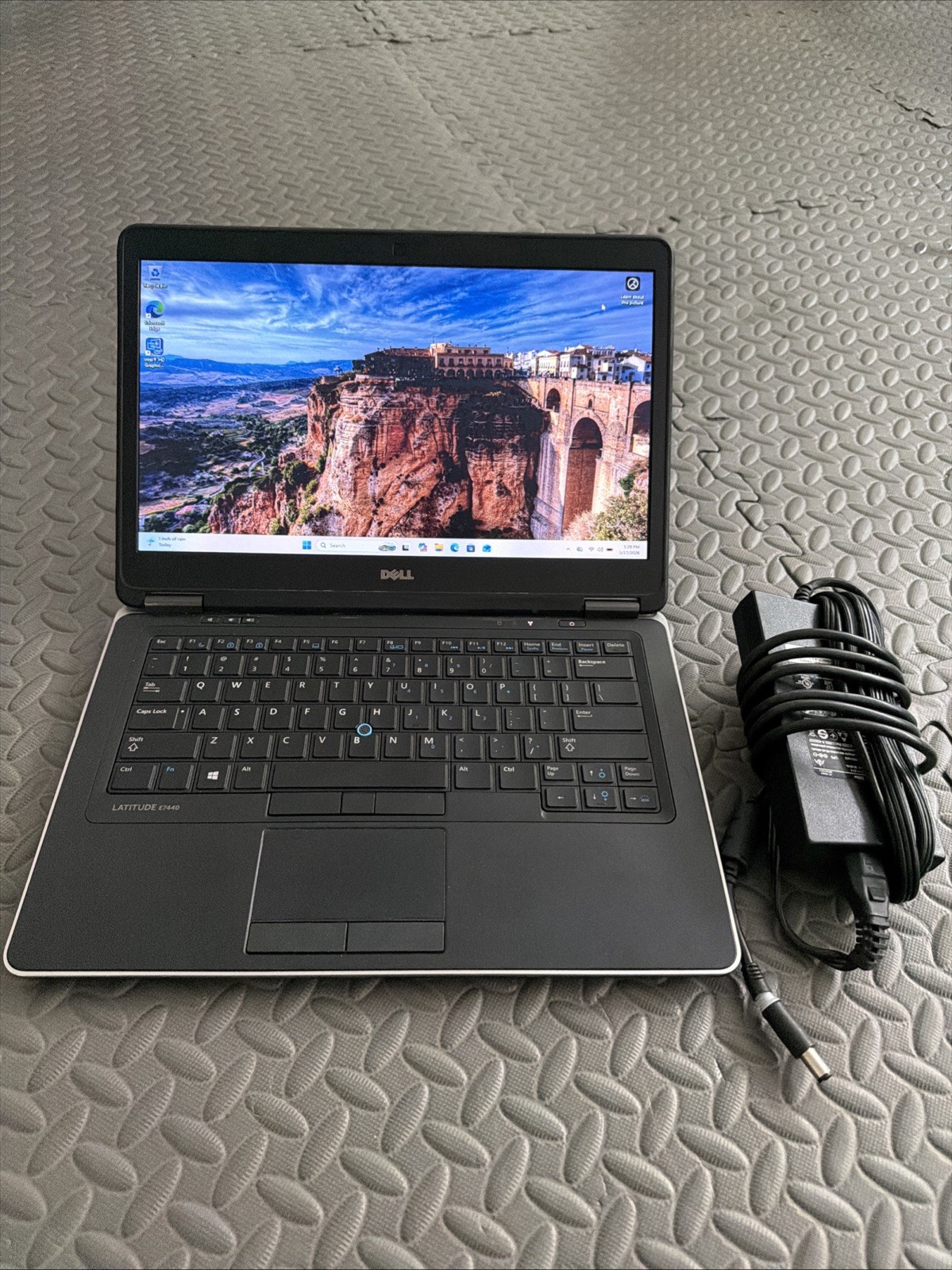 DELL LATITUDE 5414 Core i5-6300U@ 2.5GHz, 16GB RAM w/ Windows 11 Installed
