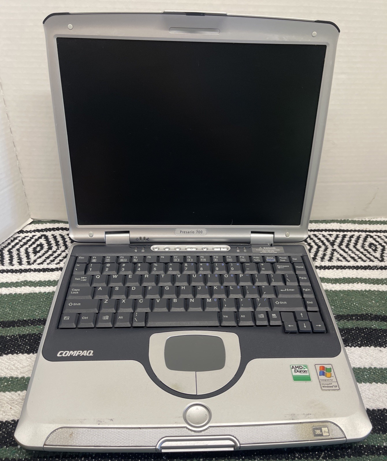 COMPAQ PRESARIO 700 14,1″ AMD DURON 900 MHz For Parts NO HDD/Ram Covers Missing