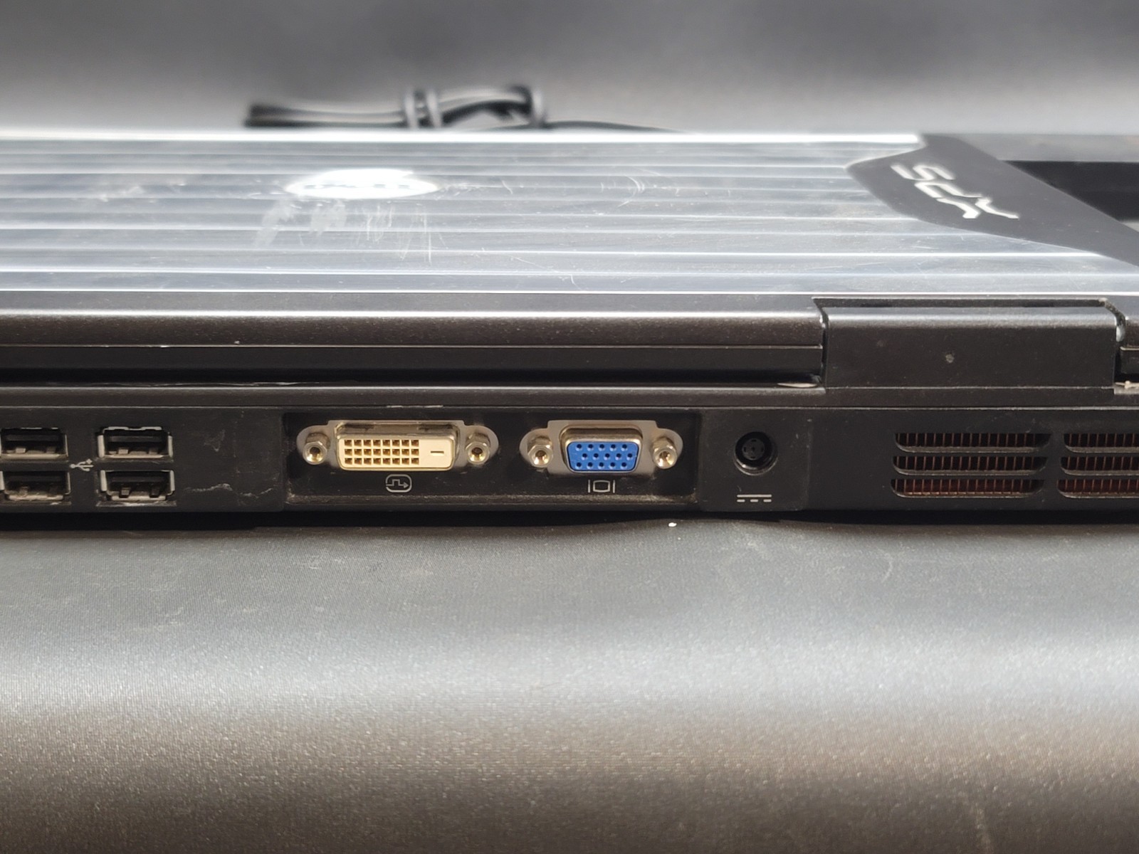 Dell Linux Ubuntu PP14L with Power Adapter PA-13 NEEDS NEW SCREEN