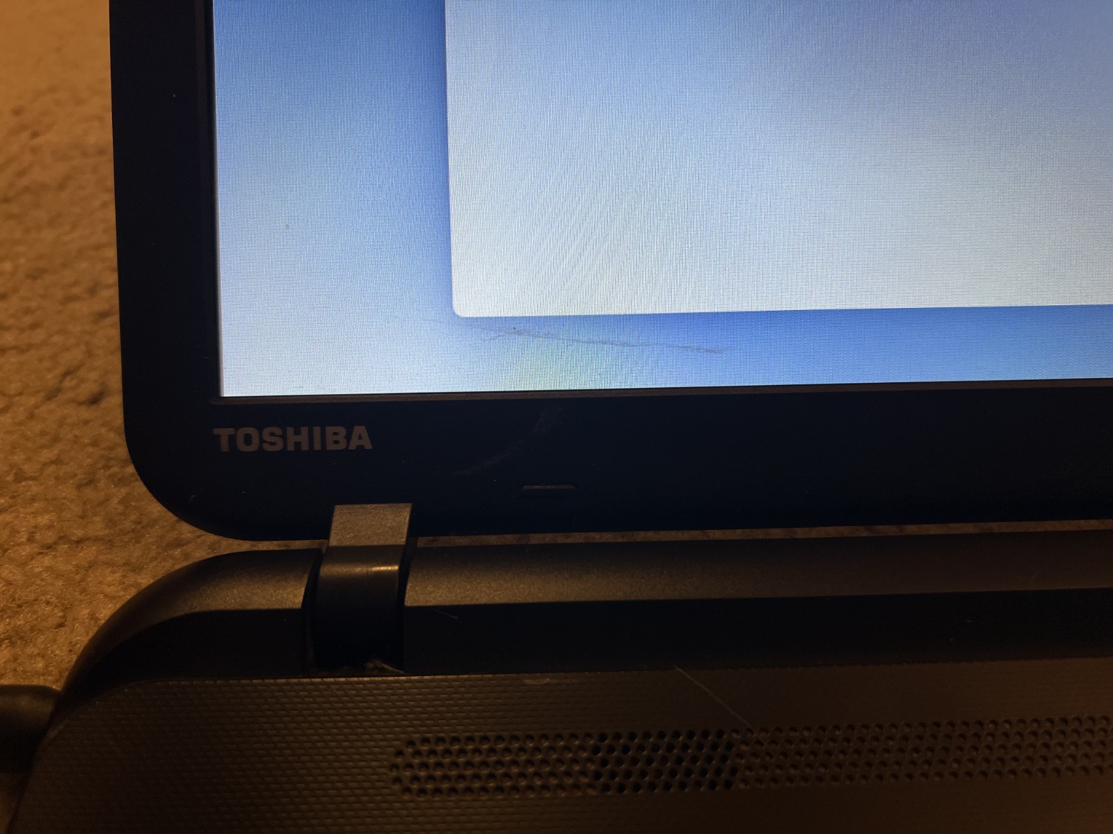 (READ!) Toshiba Satellite C55-B5362: Core i3-4005U @1.70GHz, 8Gb DDR3, 256Gb SSD
