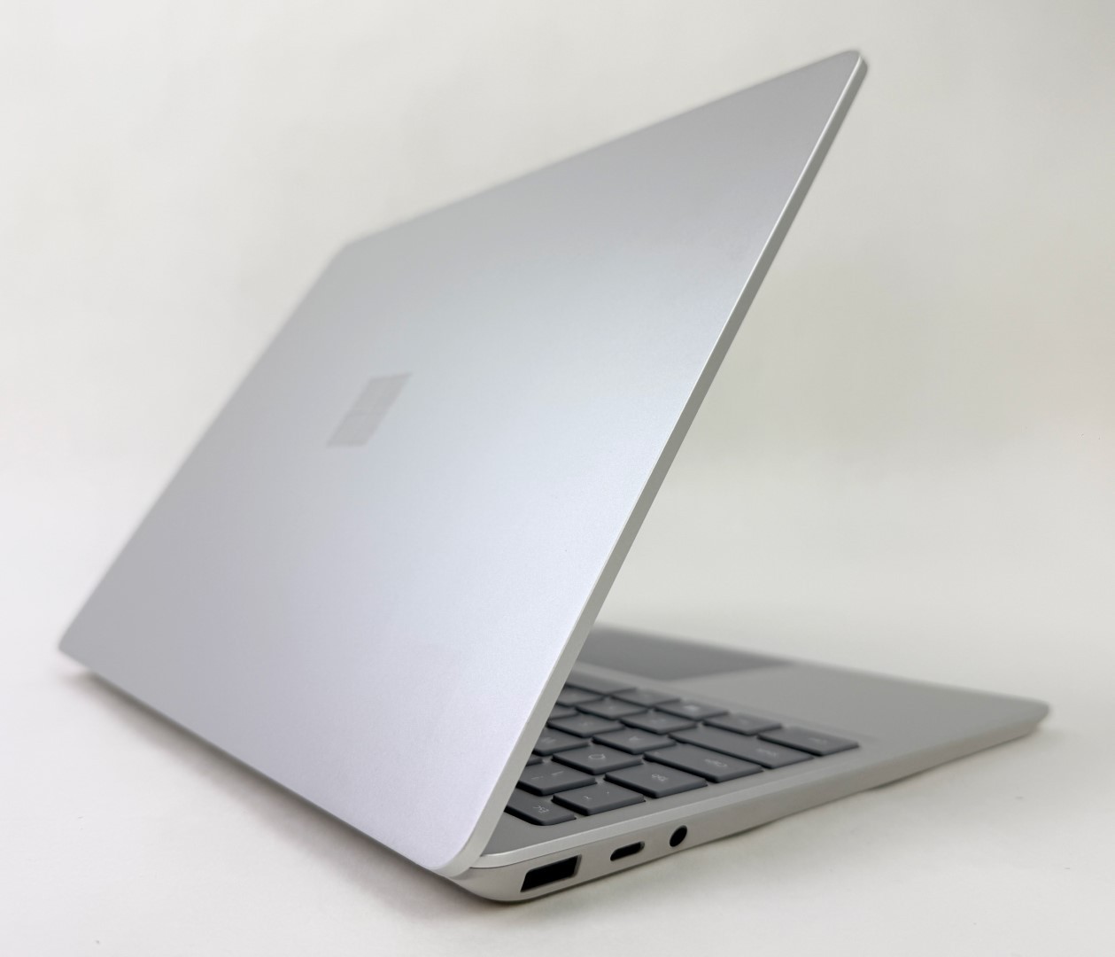 Microsoft Surface Laptop Go 1943 12.4″ Touch i5-1035G1 8GB 128GB W11H – Read