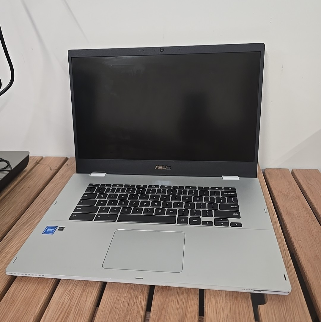 ASUS Chromebook 17.3 inch (32GB, Intel Celeron N4500, 4GB) FOR PARTS ONLY