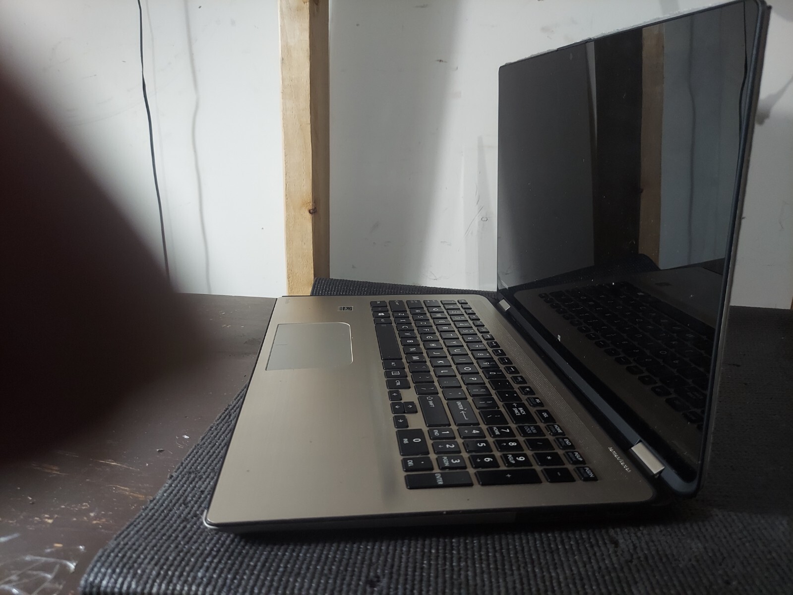 TOSHIBA Satellite Radius P55W-B i7-5500U 8GB 1TB Win10 Screen has bubbles “ASIS”