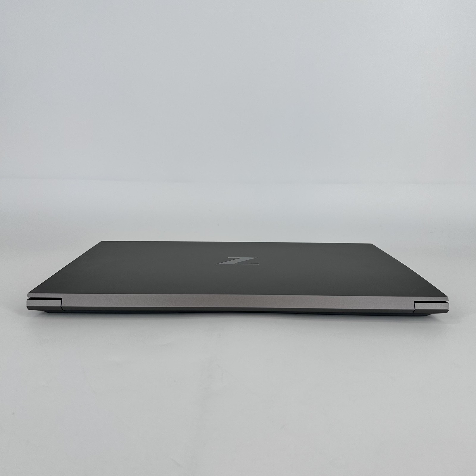 HP ZBook Studio 15 G8 FHD i7-11850H 2.50GHz 32GB 1TB SSD RTX A2000 White Spot