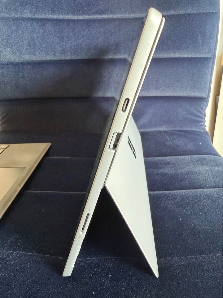 Microsoft Surface Pro 5 (256Gb, Intel Core i5 7th Gen., 2.60GHz, 8GB)…