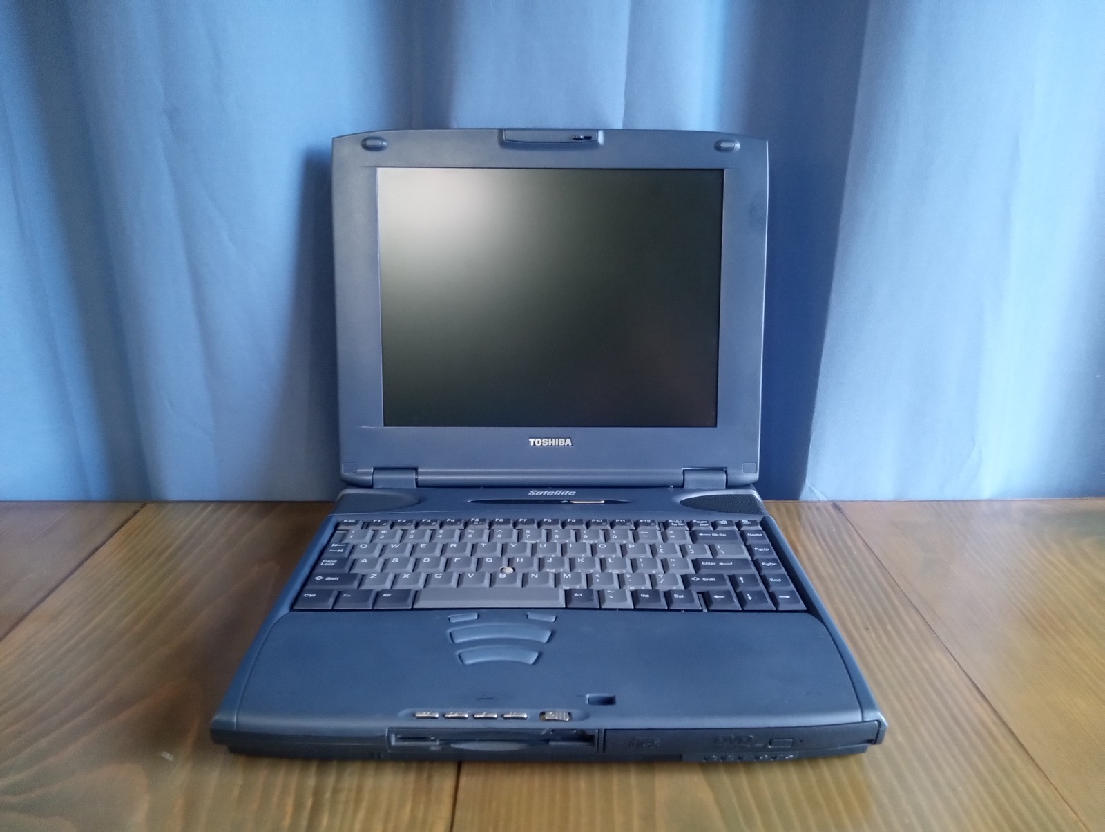 Vintage 1998 Toshiba Satellite P5275U-4K9J0 Laptop TESTED BOOTS WIN 98