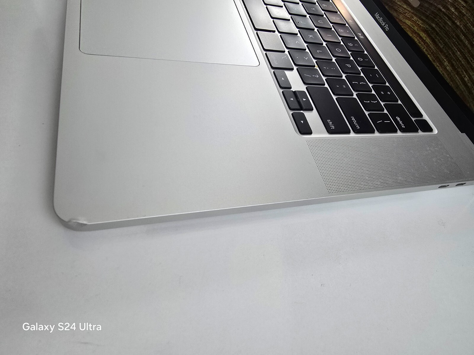 Apple MacBook Pro 16 Inches Silver 2019 i7-9750H 16GB 512GB Cycle count 237