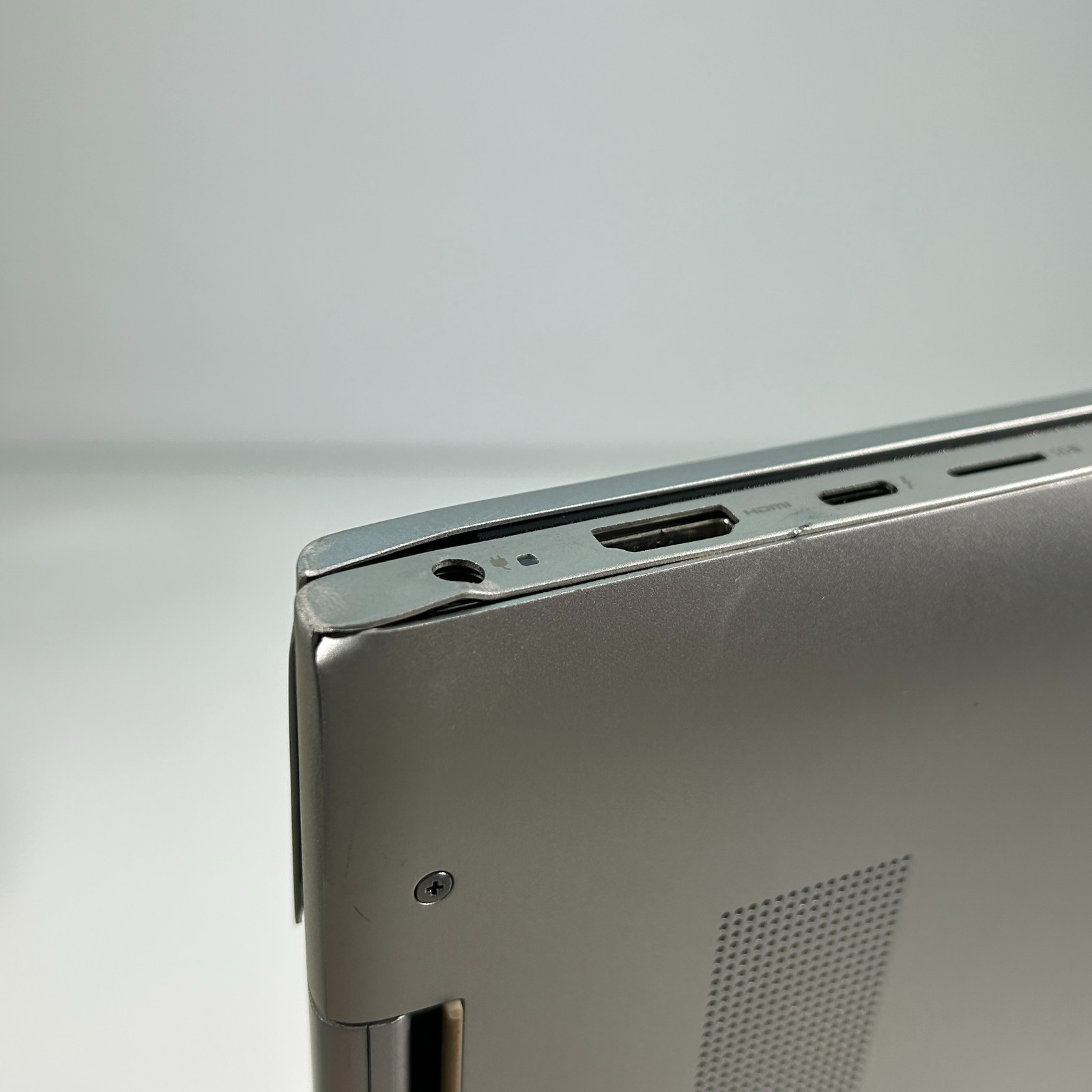 Dell Inspiron 7591 2-in-1 Intel i7-10510U 1.8GHz 12GB RAM 512GB NVMe No OS Used