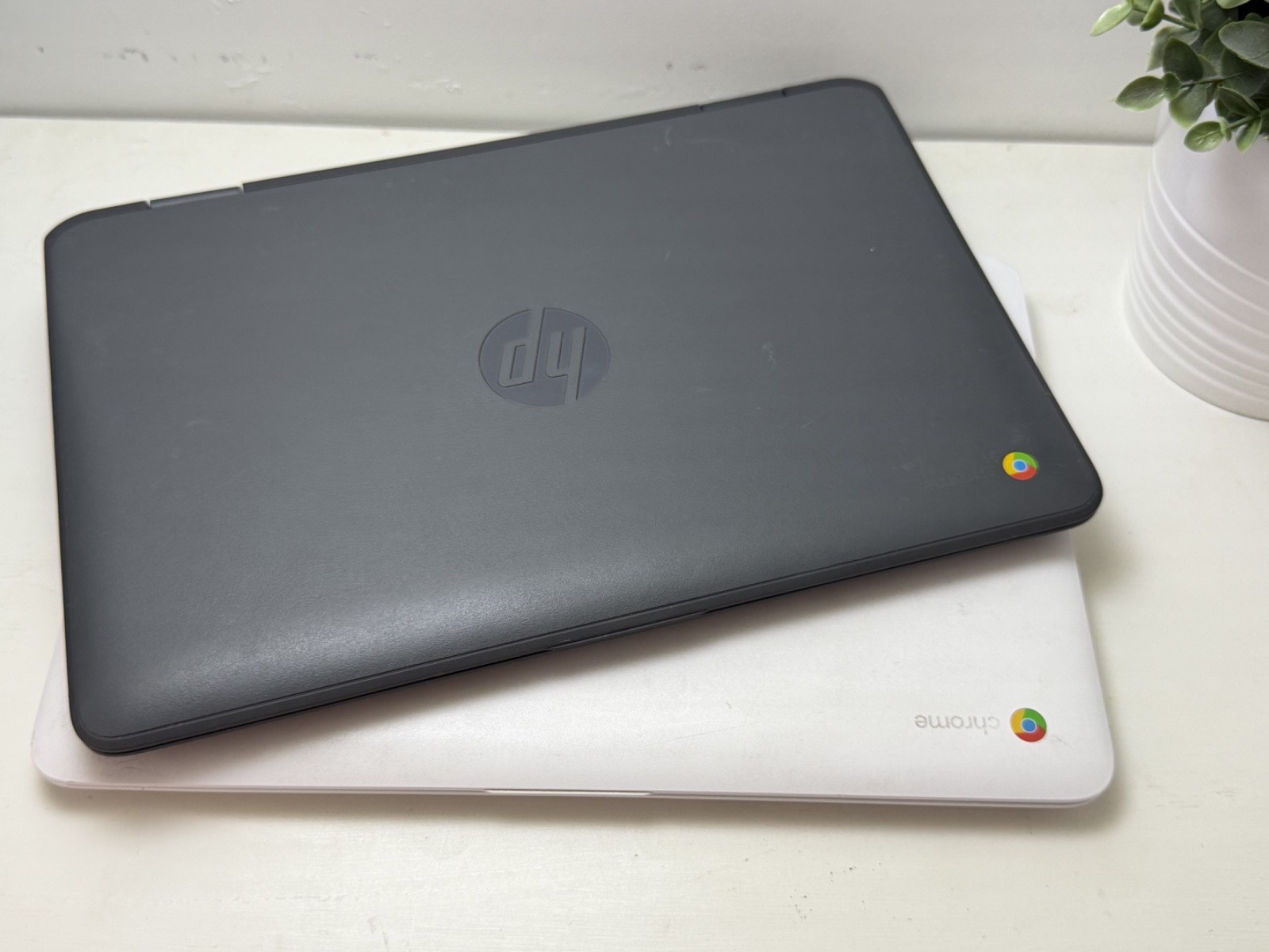 Lot Of 2 – White/Black – HP Chromebook x360 (11-ae131nr, 11-ae027nr)