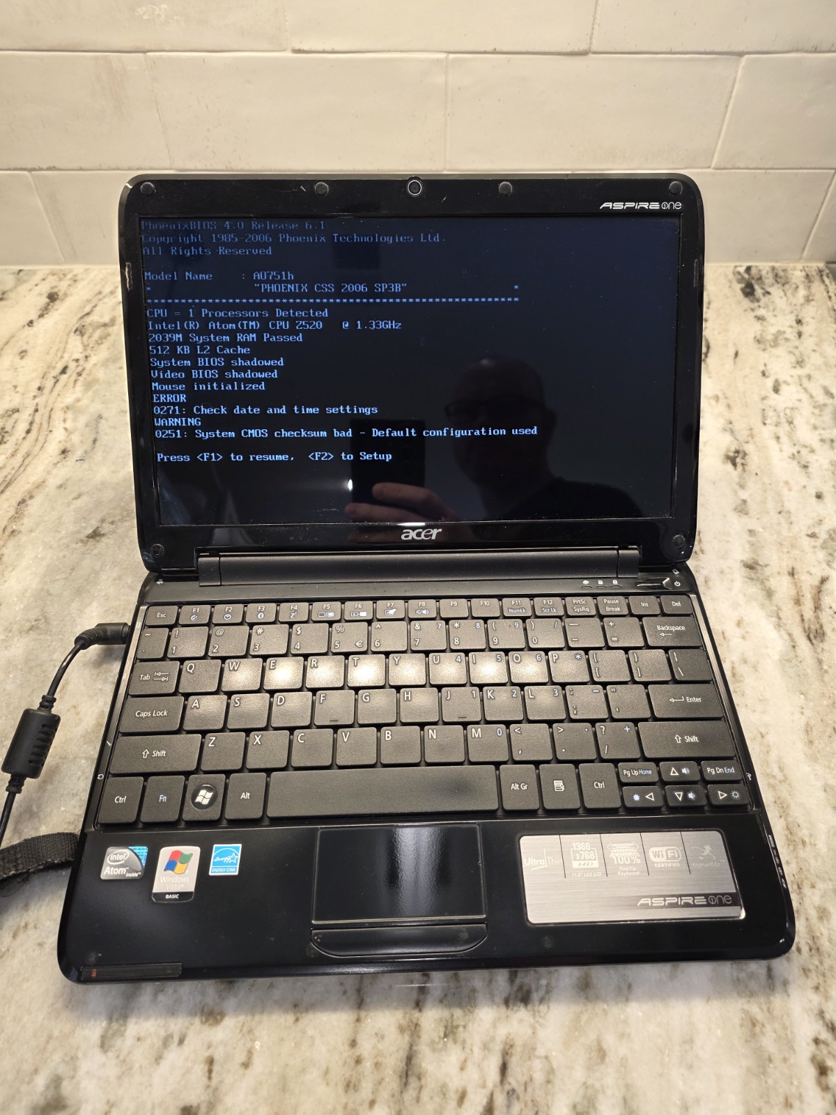 Acer Aspire One A0751h CPU 2520 10.1″ Netbook Intel Z52O 1.33GHz Boots – NO HDD