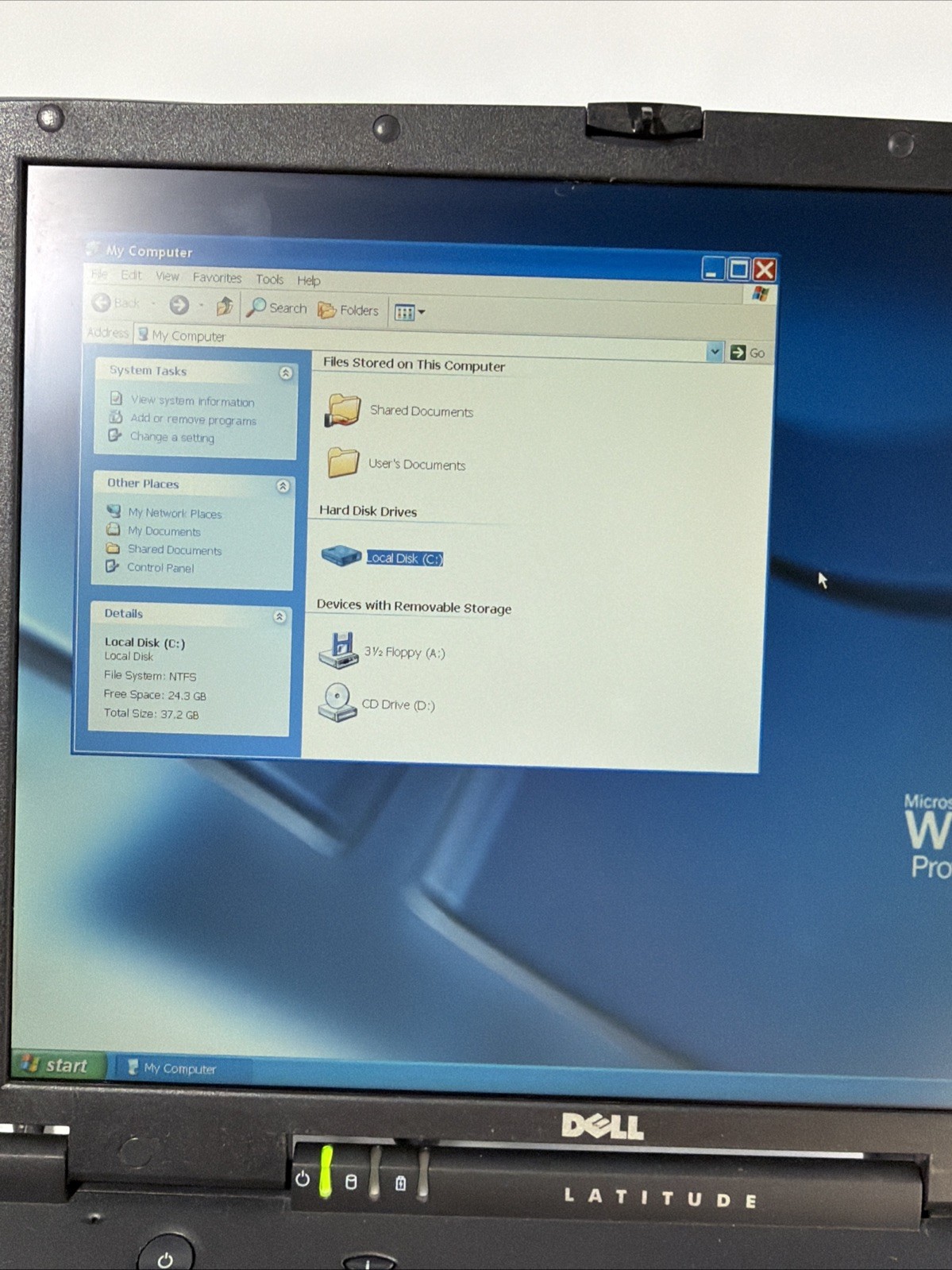 Dell Latitude C840 Windows XP Laptop 15″ Penitum 4, 1400×1050 HD LCD, Floppy, CD