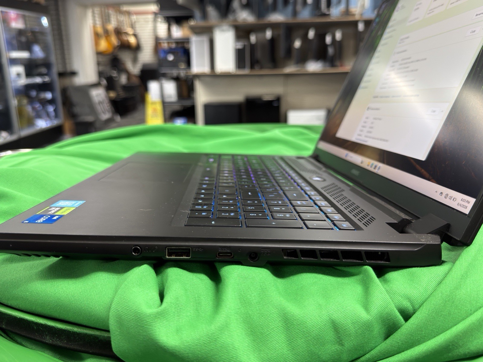 GIGABYTE AORUS 7 9KF-E3US513SH 17.3″ FHD RTX 4060 Laptop i5 16GB Win 11