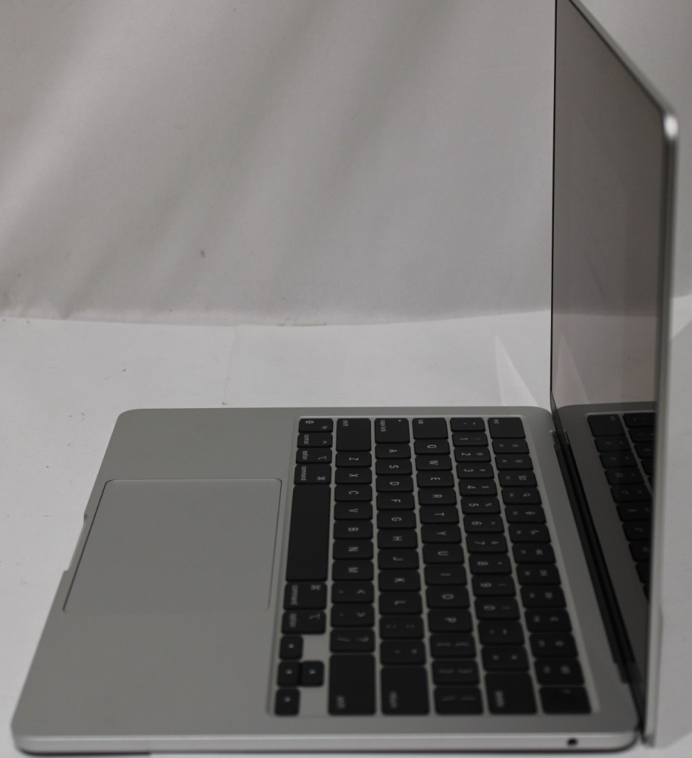 2022 Apple MacBook Air 13.6″ A2681 (M2 16GB RAM 512GB SSD) Silver MLY43LL/A