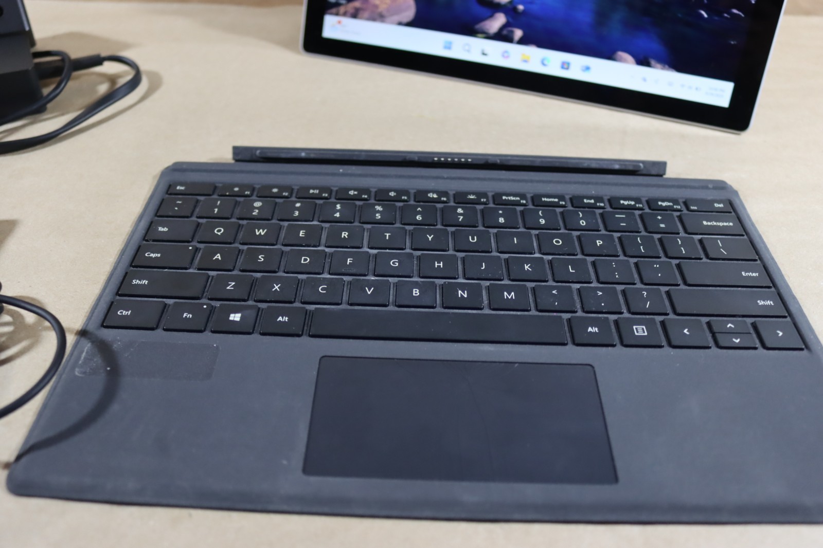 Microsoft Surface Pro 5 i5-7300U 8GB RAM 256GB Wi-Fi + Cellular / LTE