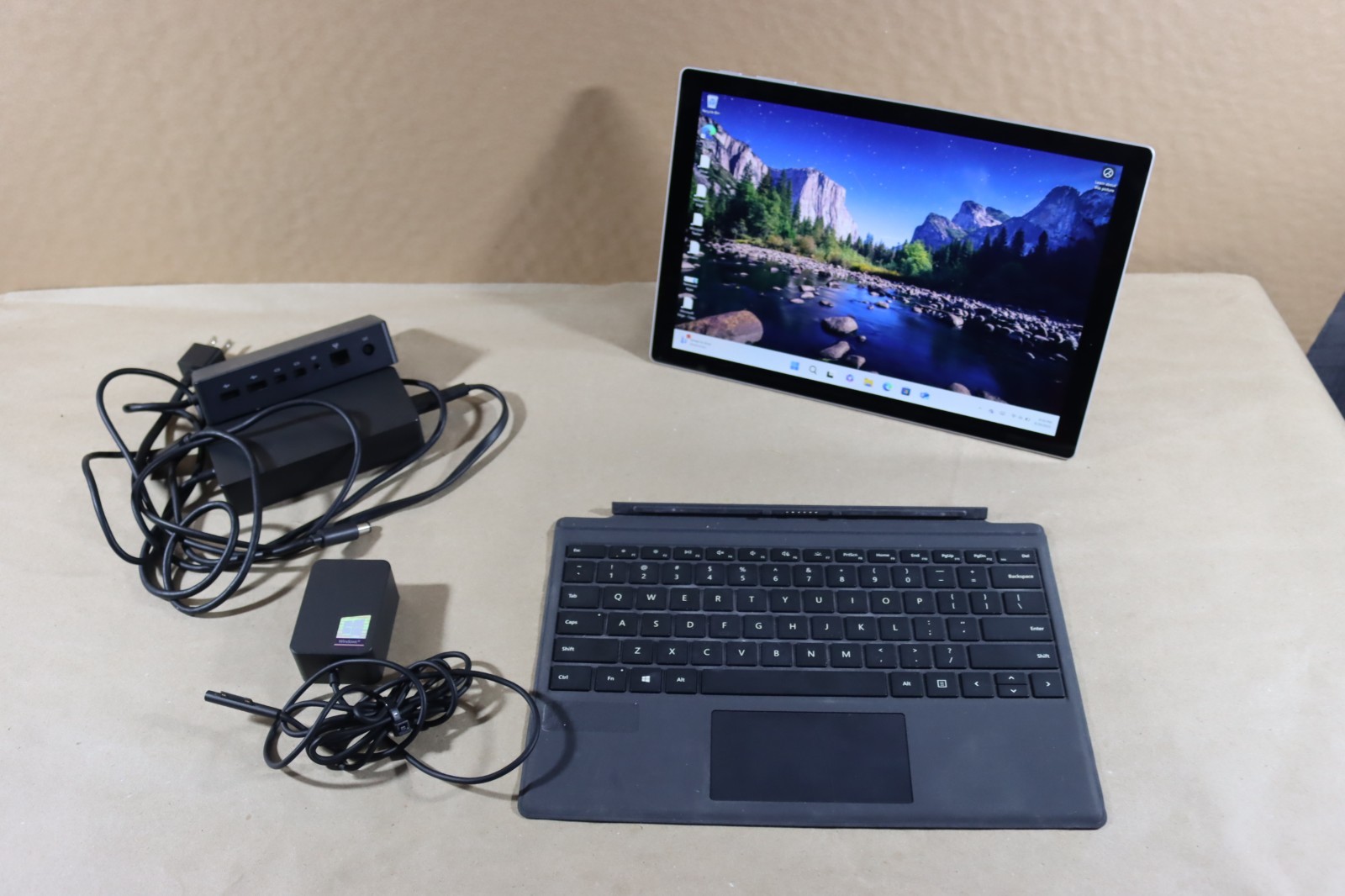 Microsoft Surface Pro 5 i5-7300U 8GB RAM 256GB Wi-Fi + Cellular / LTE