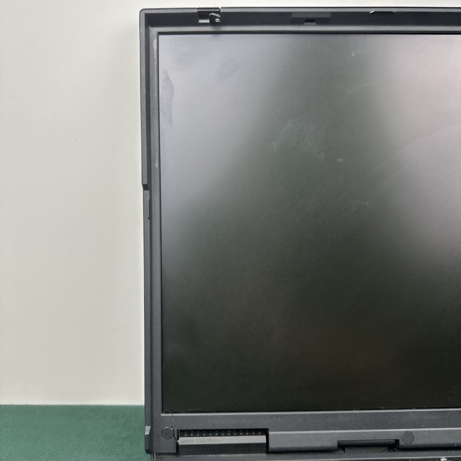 IBM ThinkPad T22 Laptop Type 2647 Vintage Windows 98/2000 Parts Repair As Is