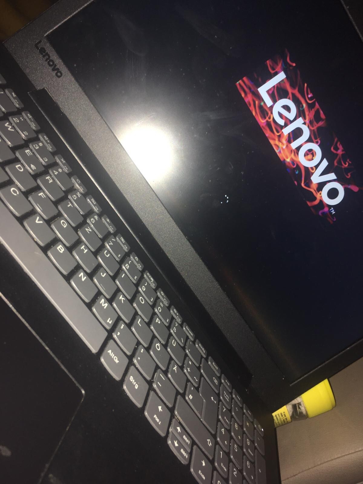 Lenovo V145-15 39.6 cm (15.6 Zoll) 2.30GHz APU A4-9125, 1TB, 8GG AM Notebook |