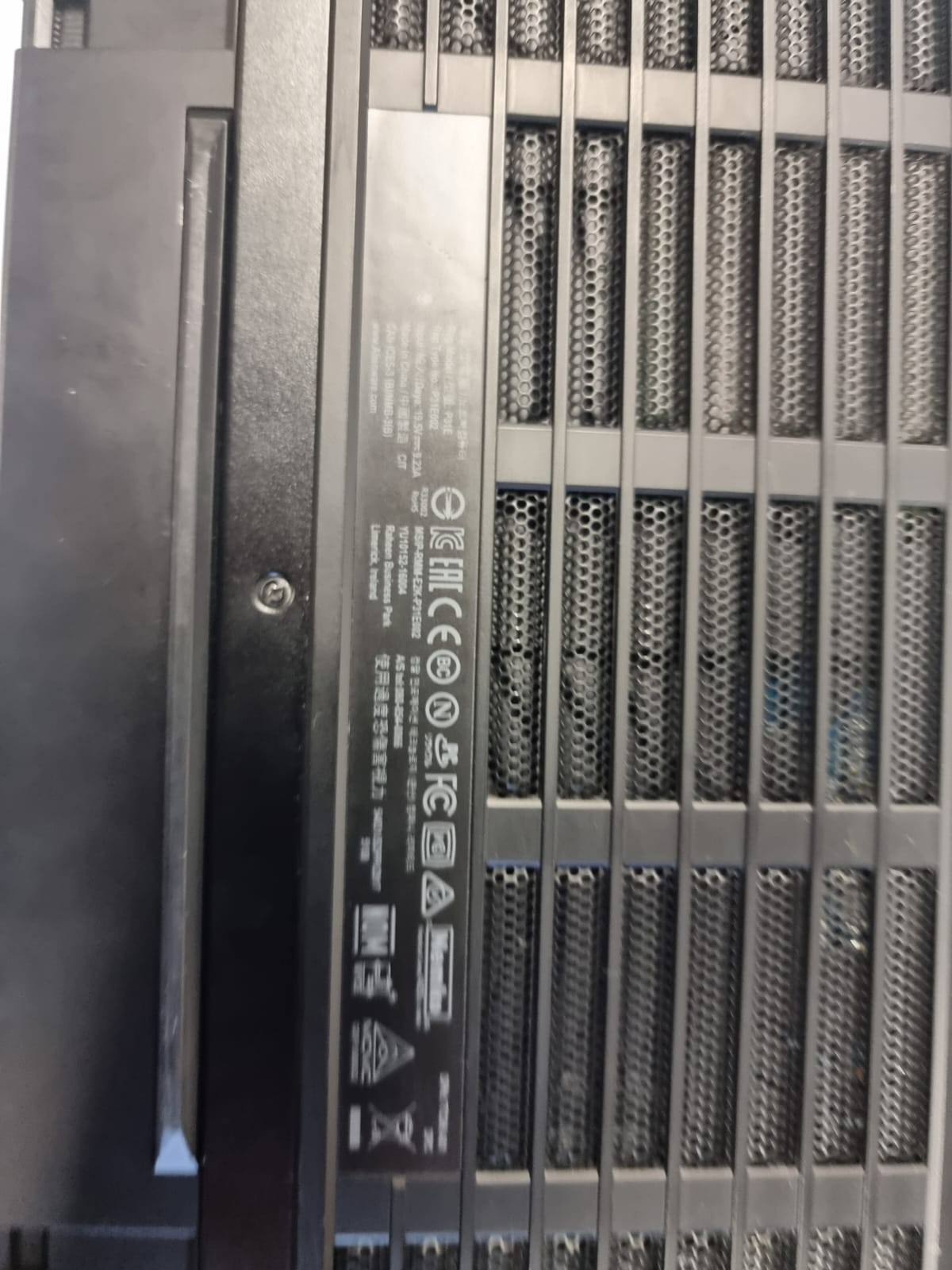 Alienware 17 R5 i7-8750H 16 GB RAM 256GB SSD /GTX 1060 / Fan issue / Read pls