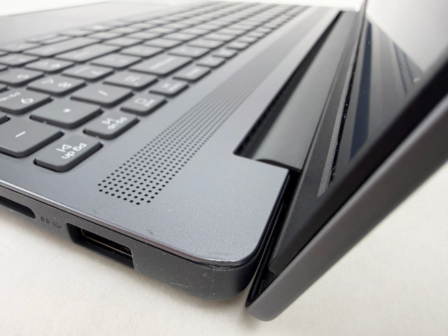 Lenovo IdeaPad Slim 3 15Q8X10 15.3″ WUXGA Touch Snapdragon X 16GB 1TB W11H Dents