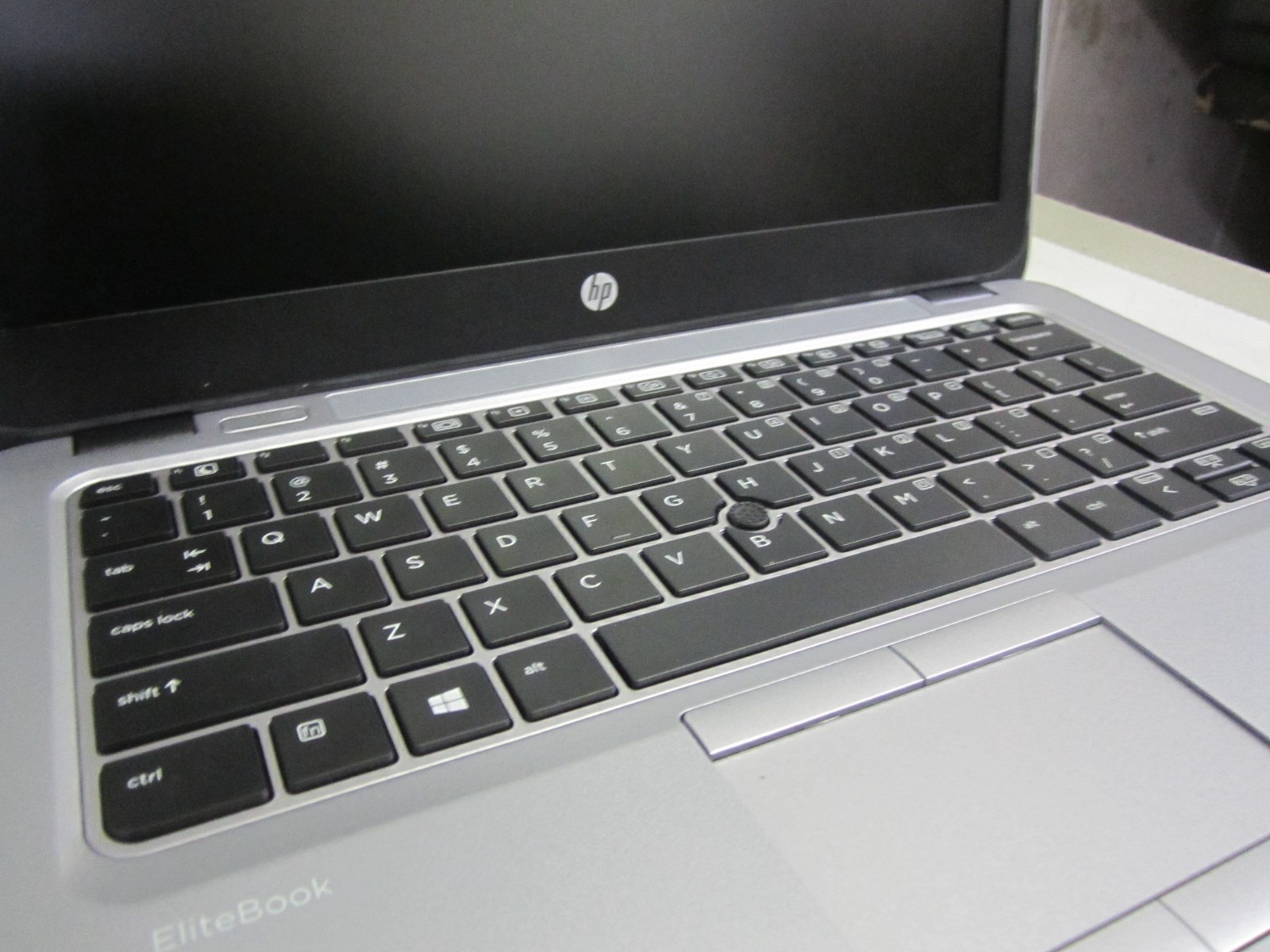 HP EliteBook 820 G2 i5 6300U 8GB 2.40GHZ 240GB M2SSD NO OS STIFF KEYS BAD BTRY