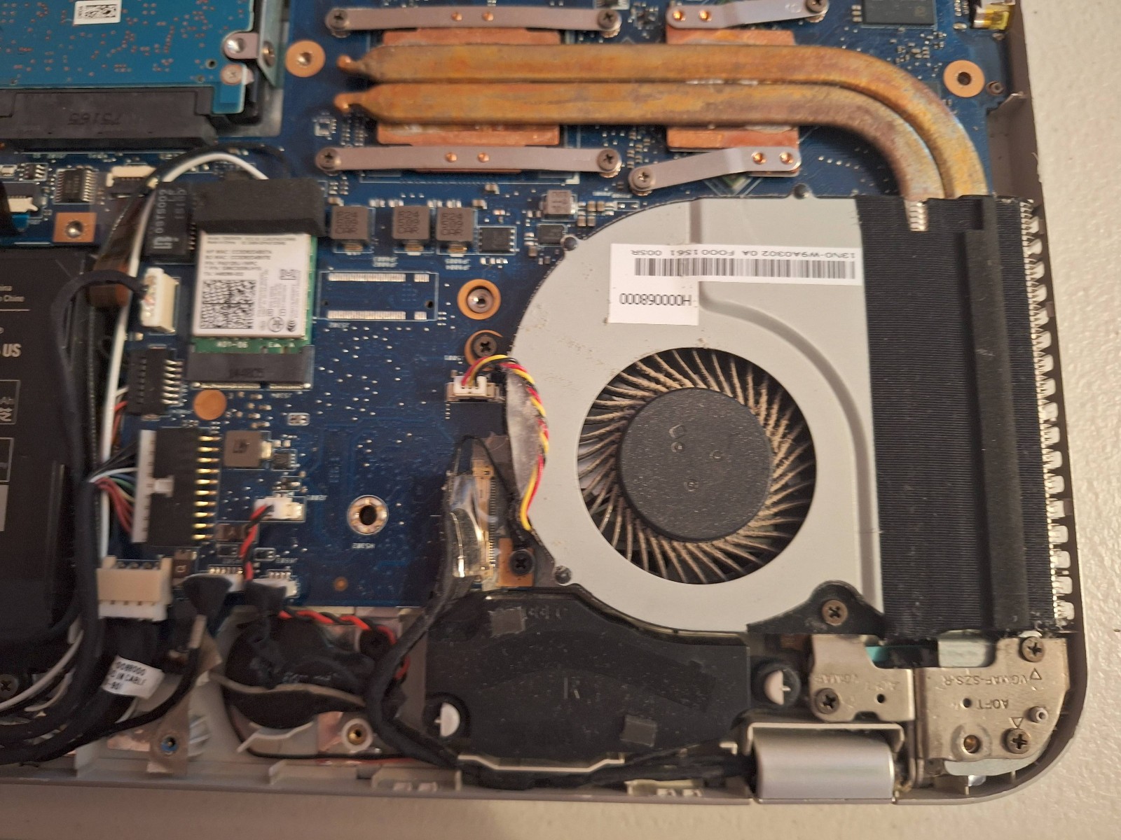 TOSHIBA SATELLITE P50T-B DOES NOT BOOT UP. PARTS ONLY. NO DRIVE OR BATTERY INC