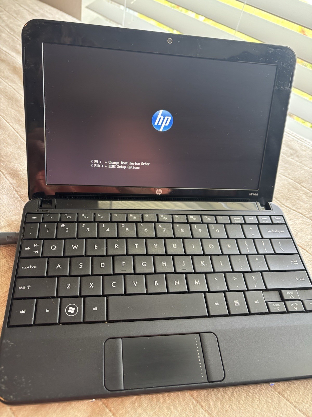 HP Mini 110-3530nr 10.1″ Black Netbook Computer (no charger) Powers On Read Desc