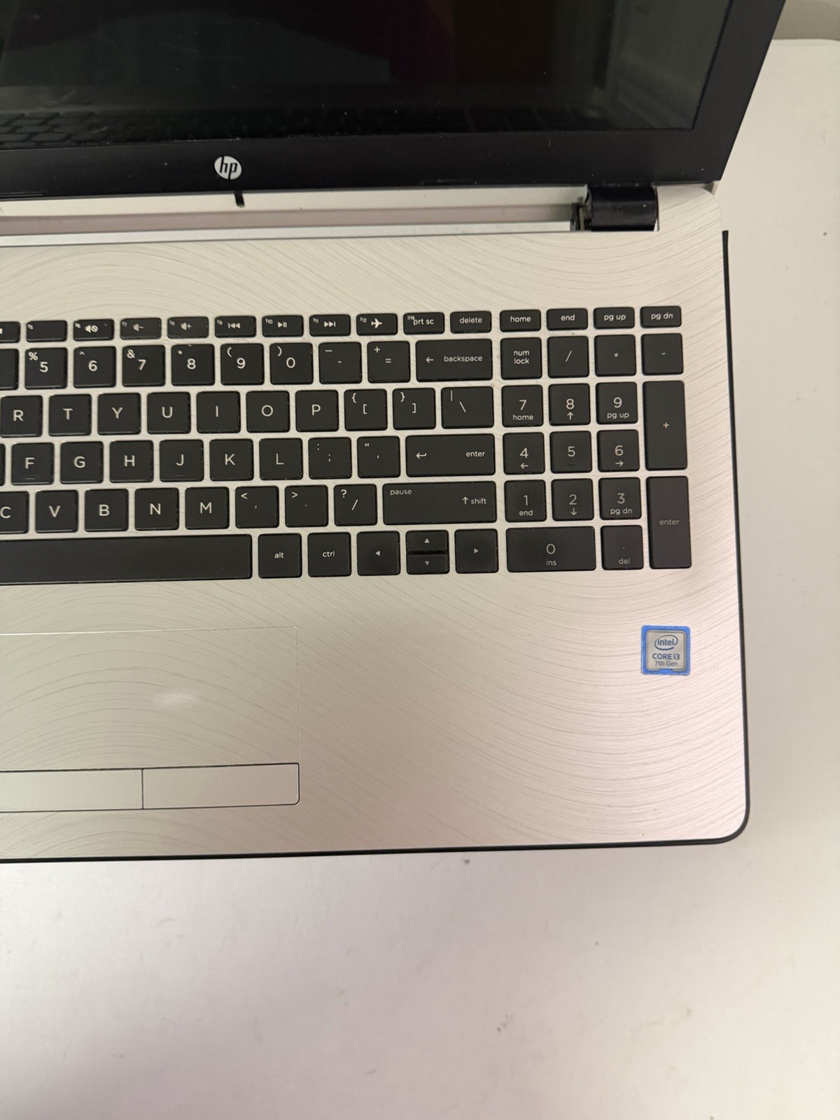 HP Laptop – Unknown if Screen is Good – Intel i3 Gen 7 – No RAM – Read Des