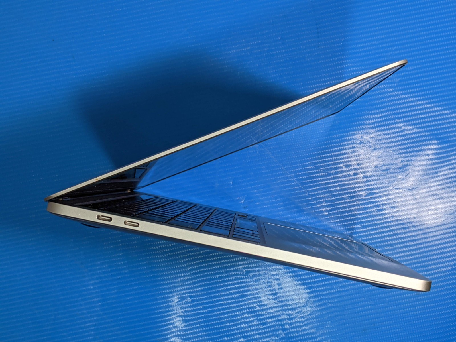 Apple MacBook Pro A2338 (2020) 13.3″ M1 8CPU/8GPU 3.2GHz 8GB 256GB MYDA2LL/A +PA